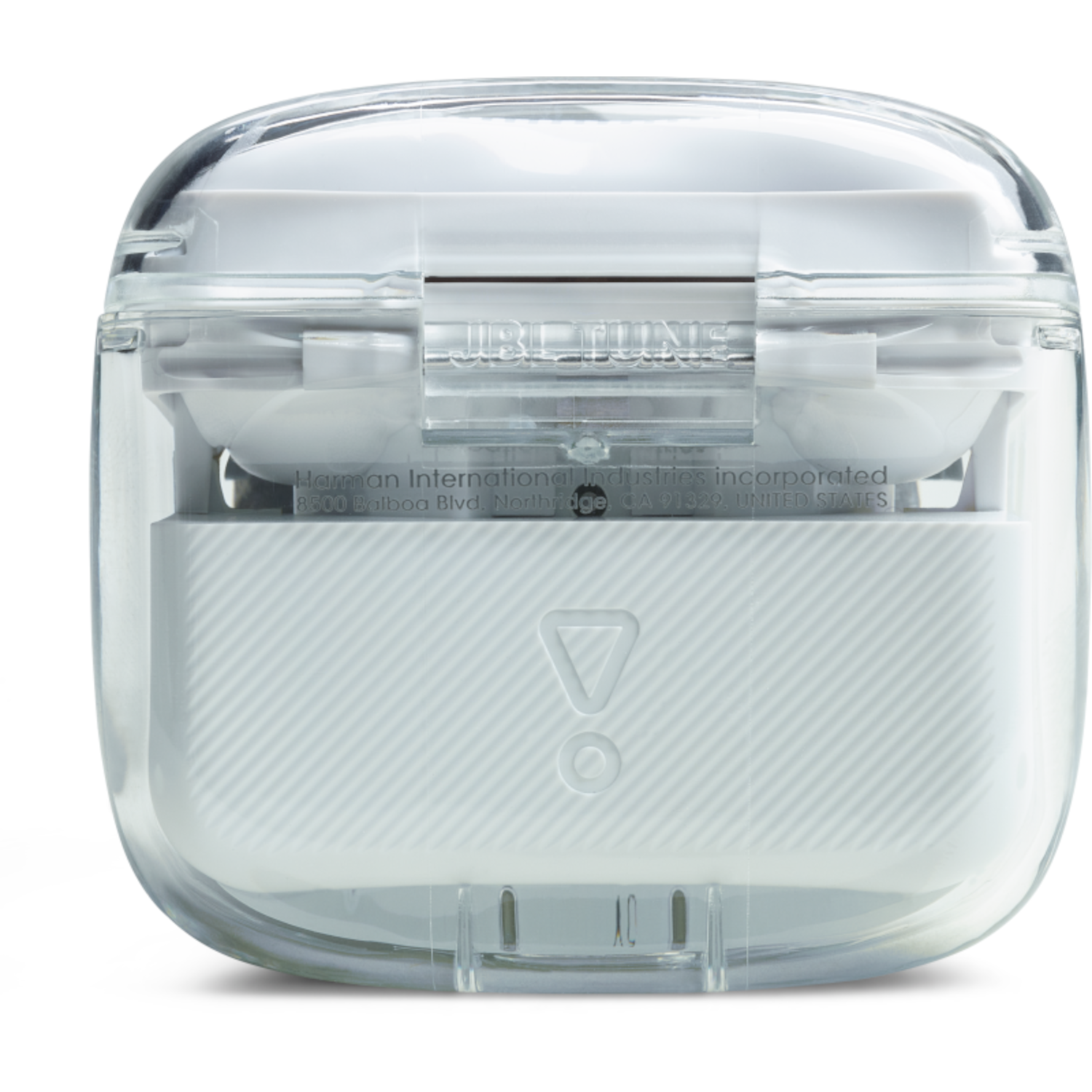 Witte oplaadcase met oordopjes erin, JBL Tune label, witte achtergrond.