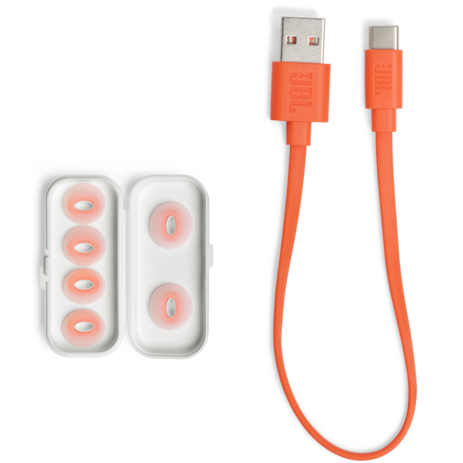 Oranje JBL oordopjes en een oplaadkabel. Witte achtergrond.