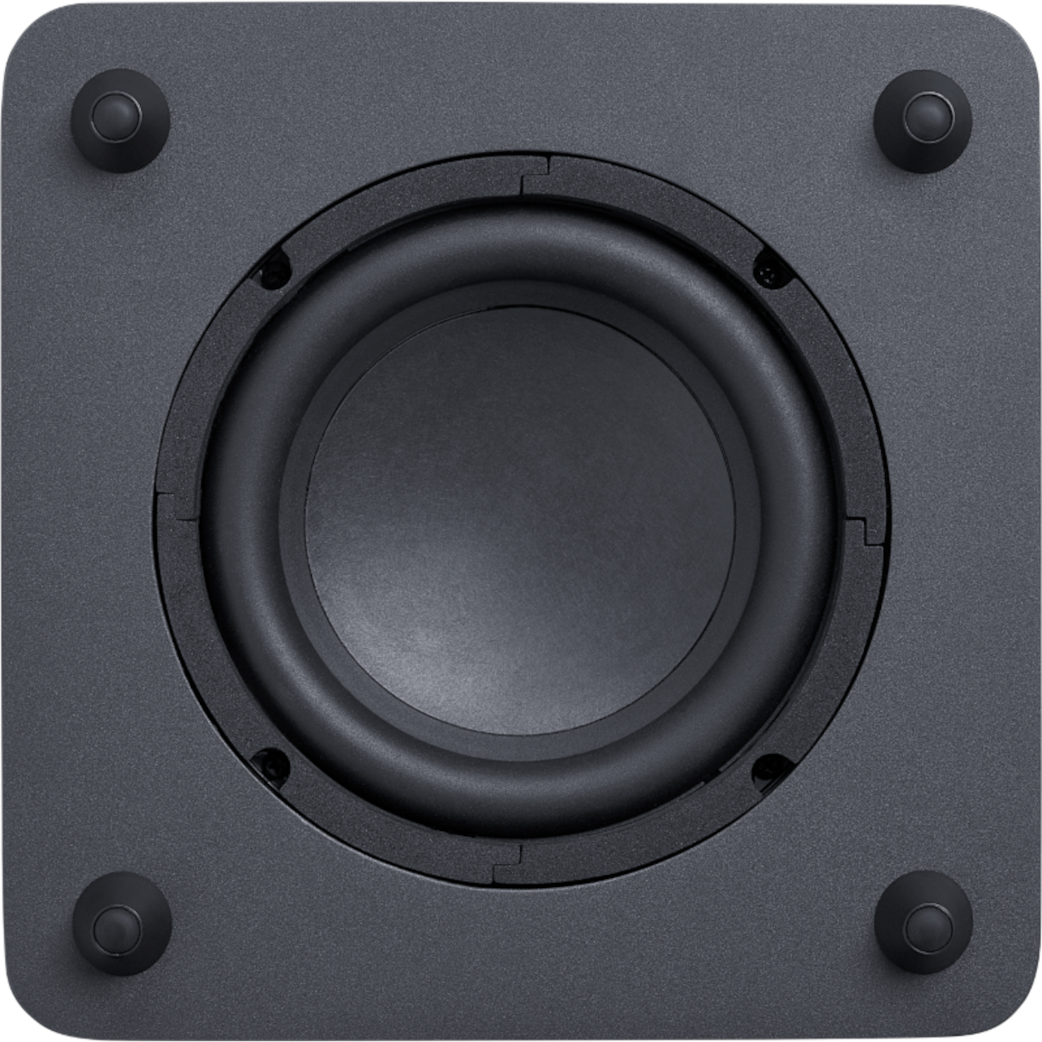 Zwarte subwoofer. Vierkante vorm, gecentreerde luidspreker. Vier rubberen voetjes zichtbaar. Witte achtergrond.