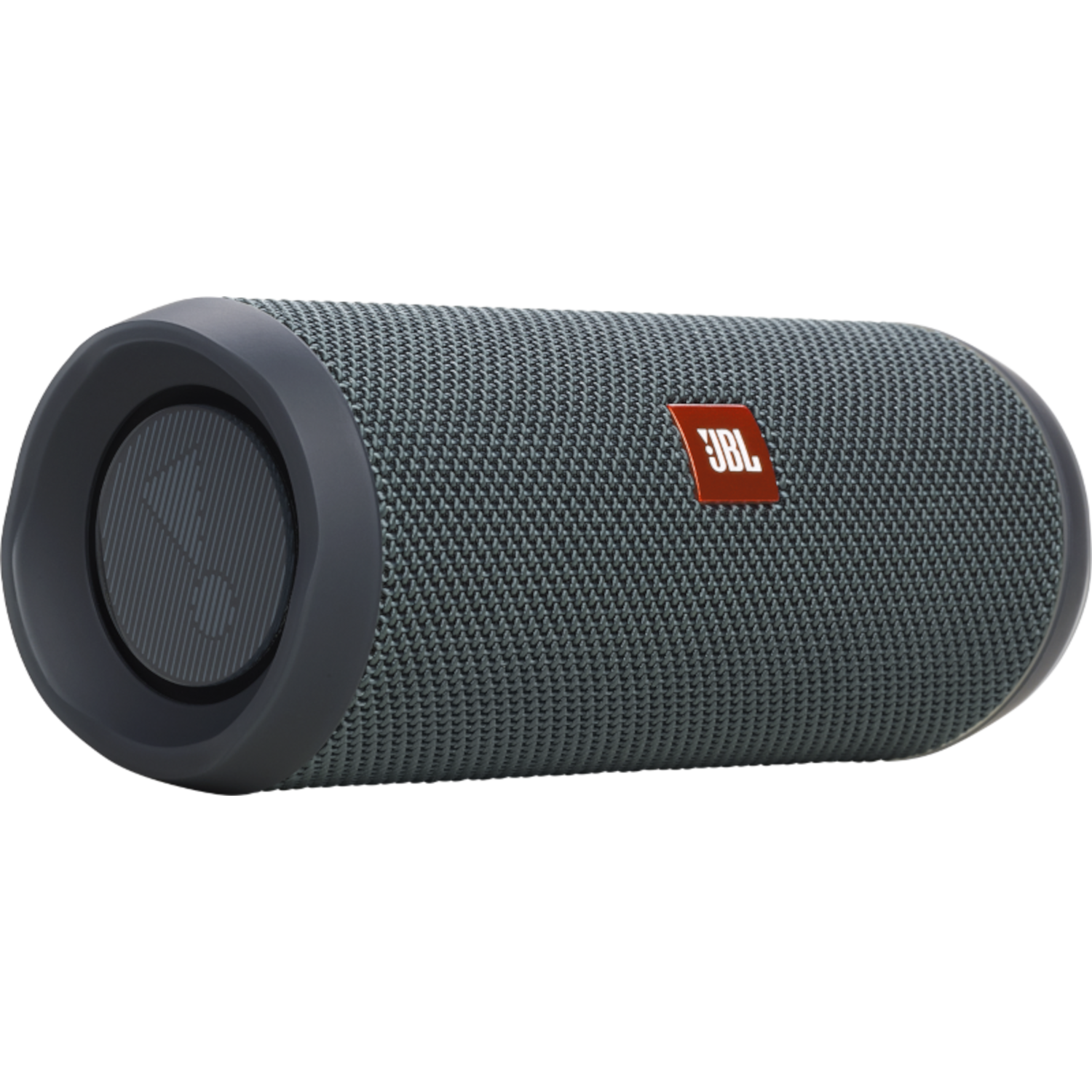 Grijze JBL Flip 5 luidspreker, cilindervorm. Rood JBL-logo. Zwarte achtergrond.