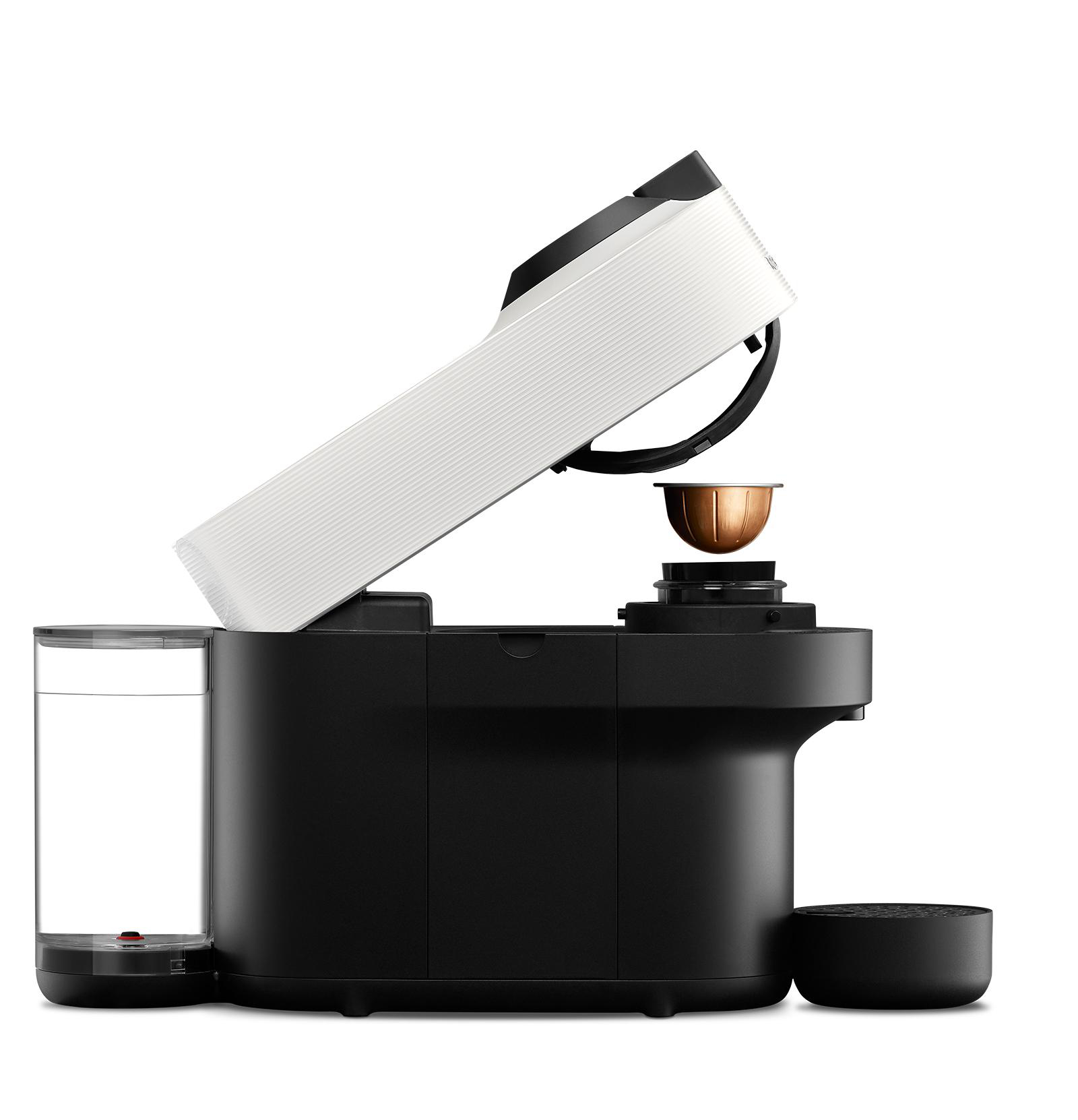 Eine weiß-schwarze Kaffeemaschine mit Kapsel und Wassertank auf weißem Hintergrund.
