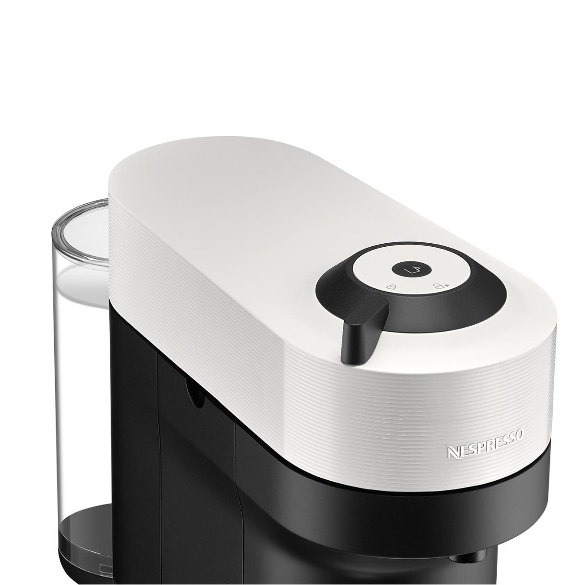 Eine weiß-schwarze Nespresso-Kaffeemaschine mit Wasserbehälter auf der linken Seite.
