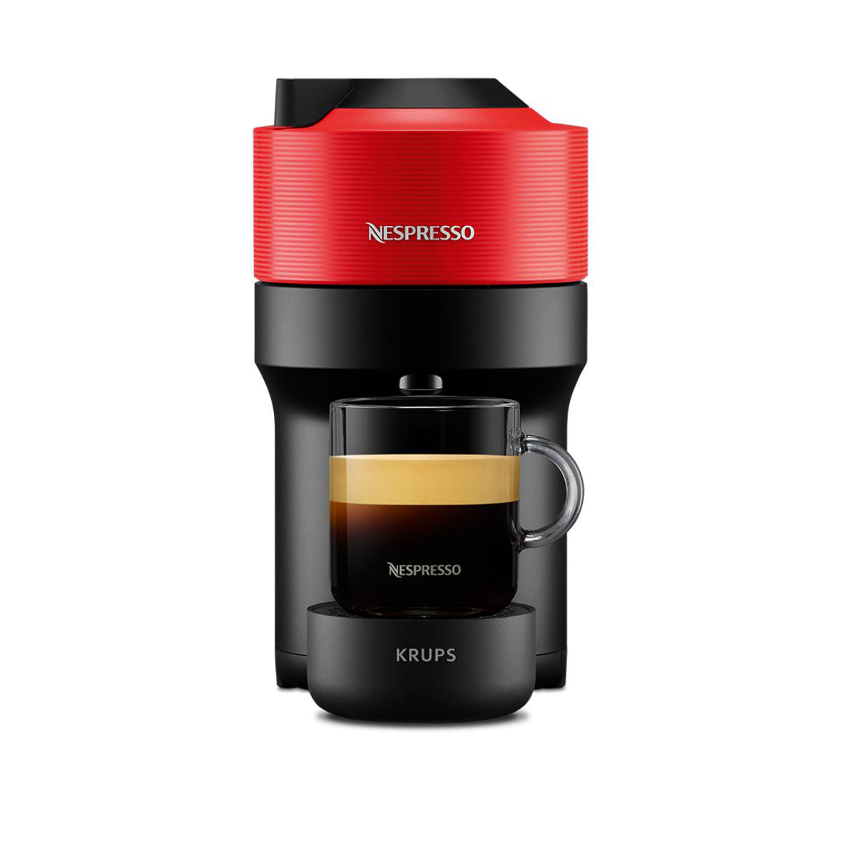 Eine rot-schwarze Nespresso-Kaffeemaschine mit einem Glas Espresso-Kaffee.