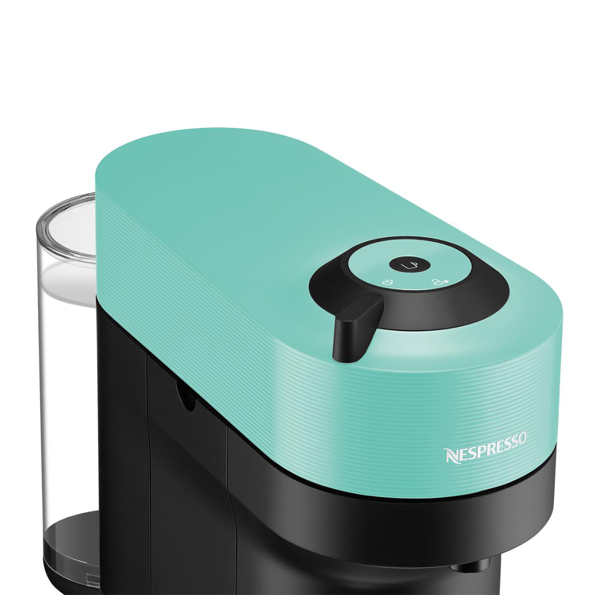 Minzgrüne Nespresso Vertuo Kaffeemaschine mit schwarzen Akzenten. Nahaufnahme.