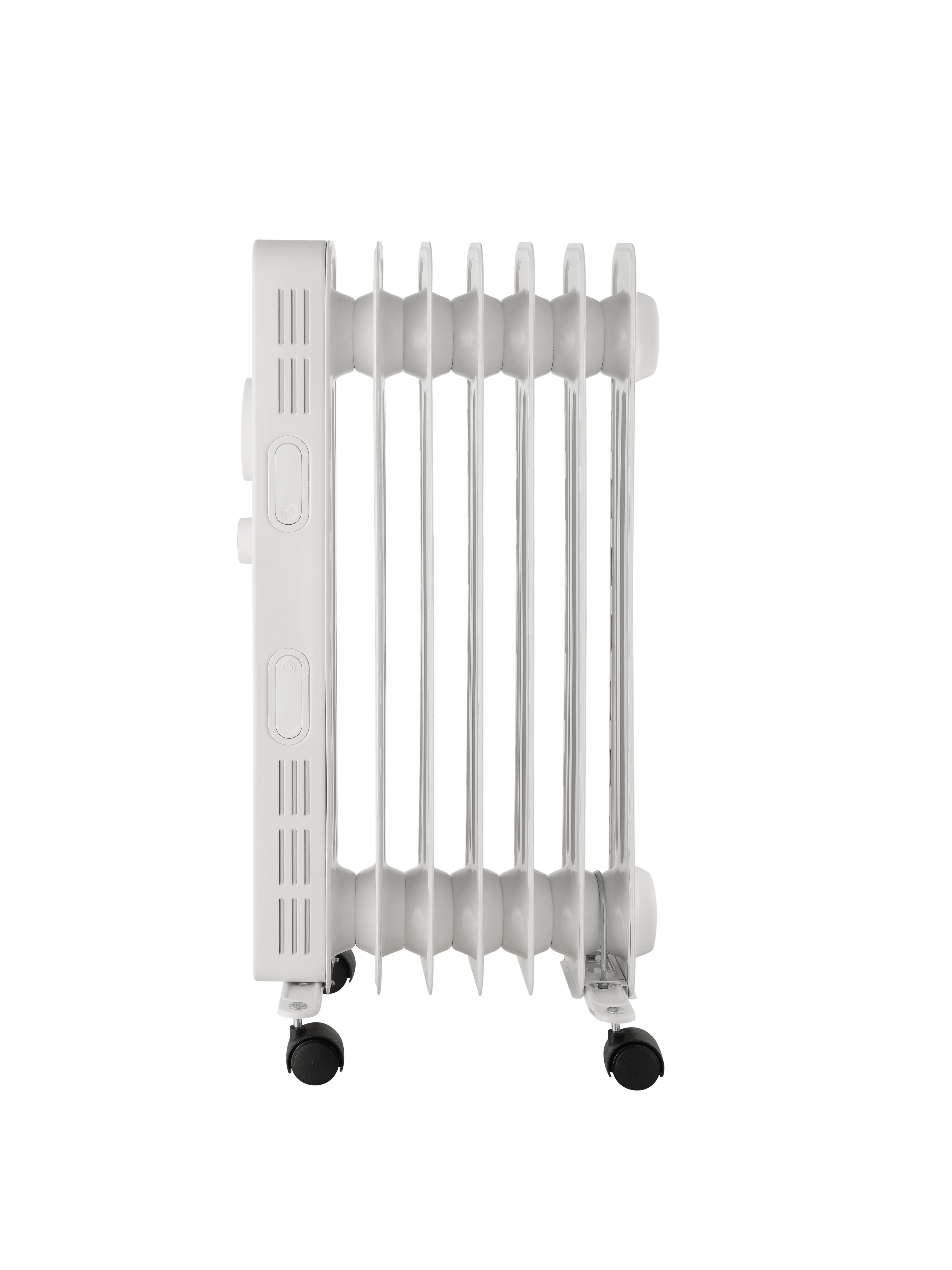 Weißer Ölradiator mit mehreren vertikalen Lamellen. Schwarze Räder unten für Mobilität.