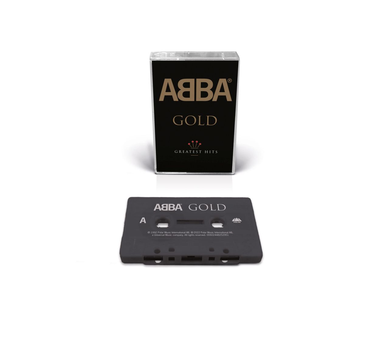 Eine ABBA Gold Kassette und Hülle, vor weißem Hintergrund.