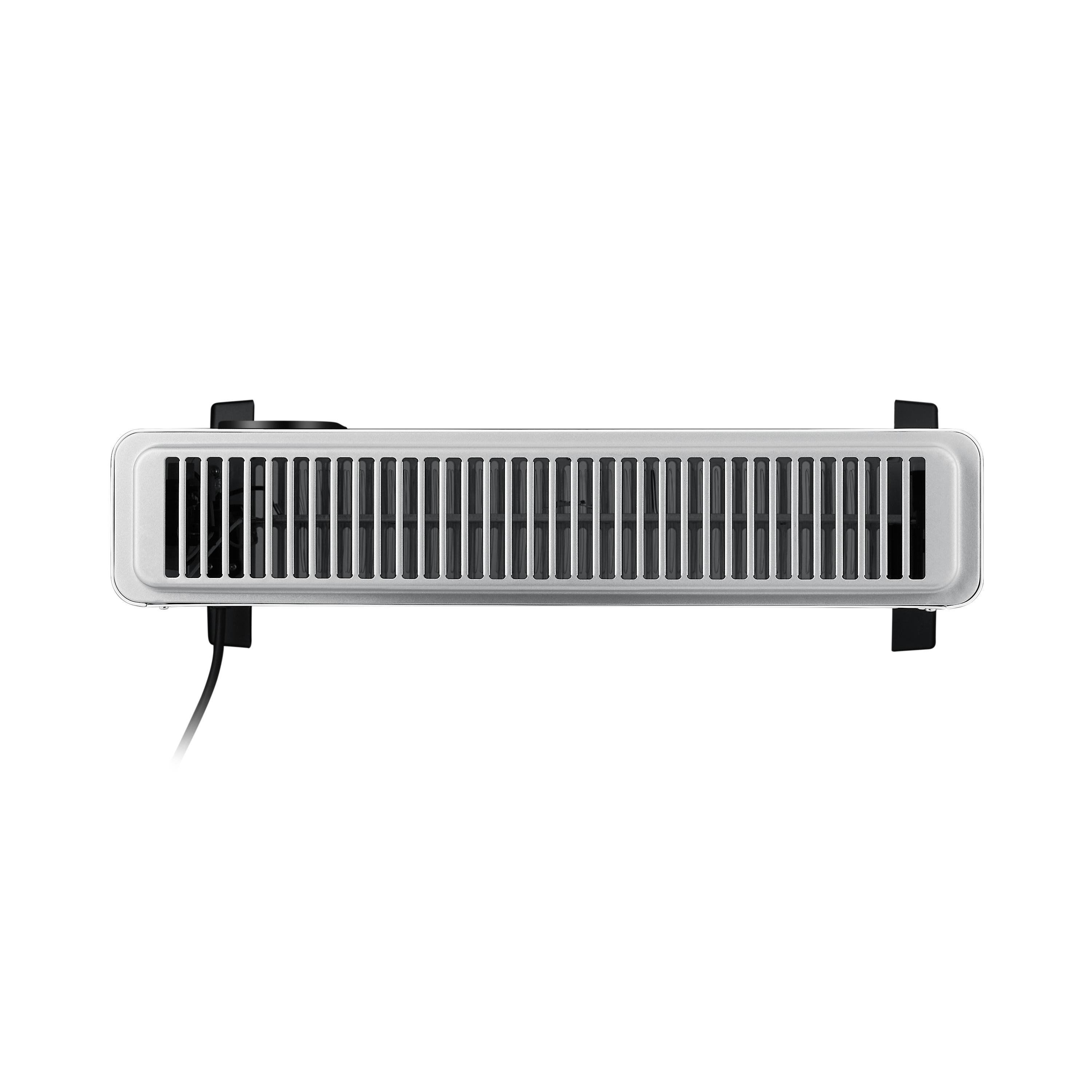 Silber-schwarze Heizung mit Gitterfront. Schwarze Halterungen und Netzkabel sichtbar.