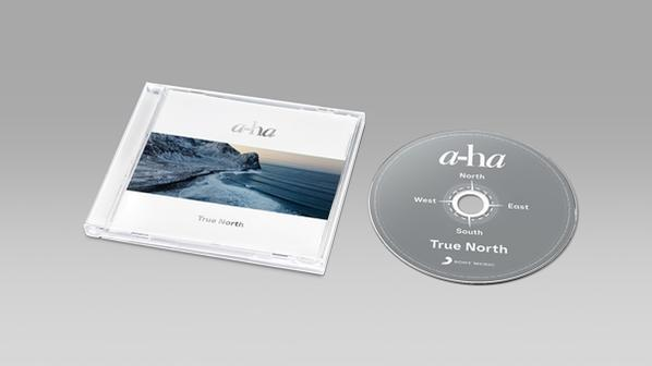 CD-Hülle und CD mit dem Cover des Albums True North von Aha. Die CD ist silberfarben.