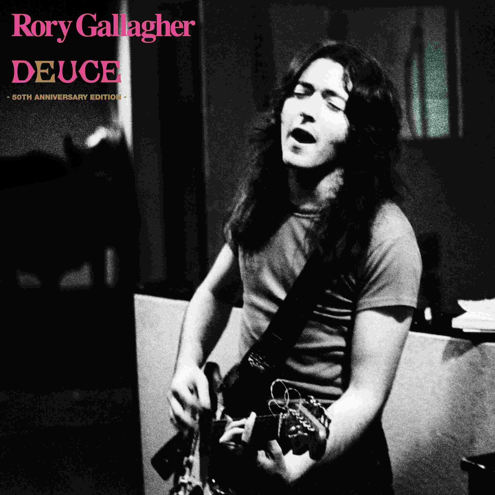 Albumcover für Rory Gallaghers 'Deuce', Schwarzweiß, mit Rory beim Gitarrespielen und Singen, gedämpfte Beleuchtung.