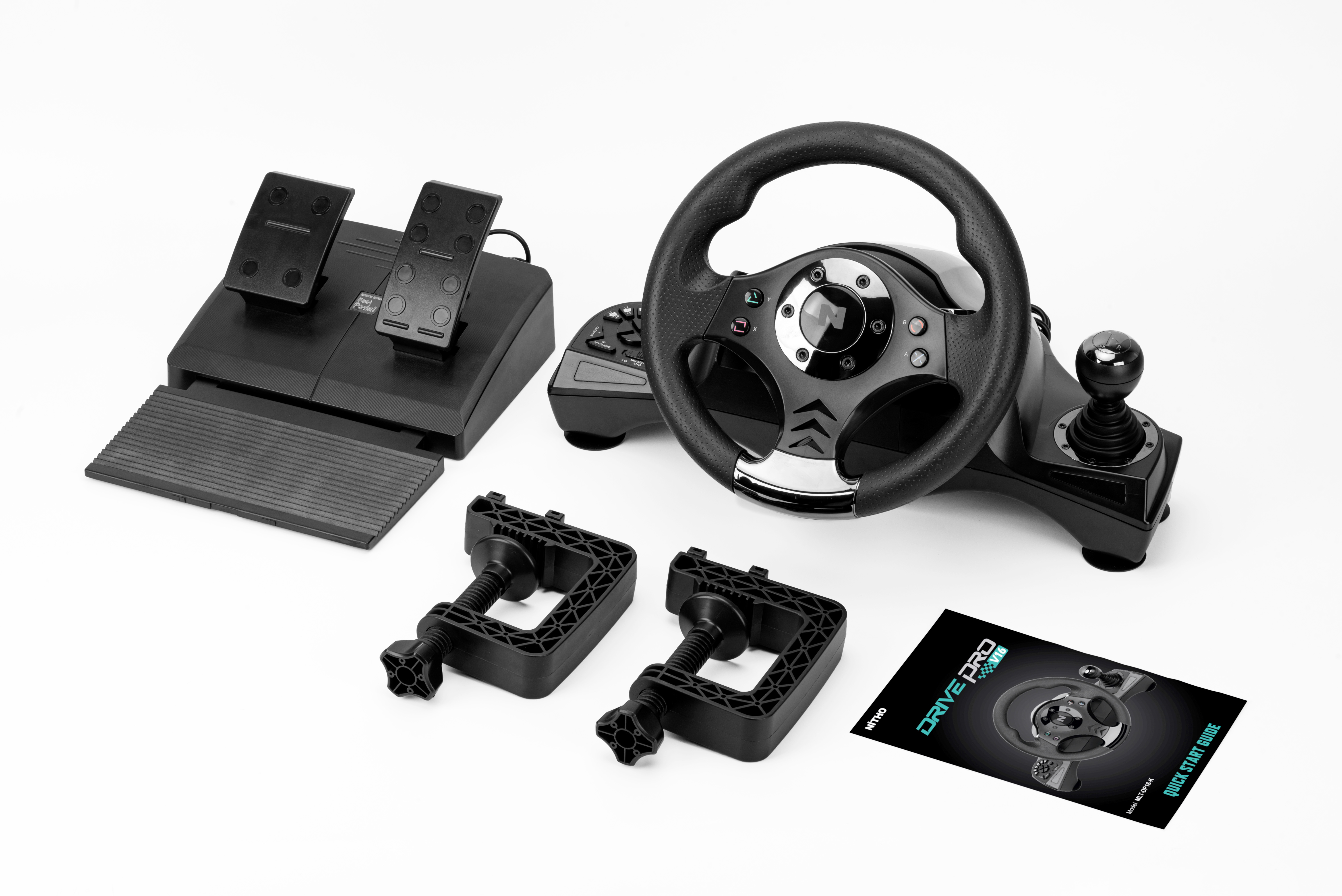 Ein schwarzes Gaming-Lenkrad-Setup mit Pedalen, Klemmen und einem Schalthebel, auf weißem Hintergrund.