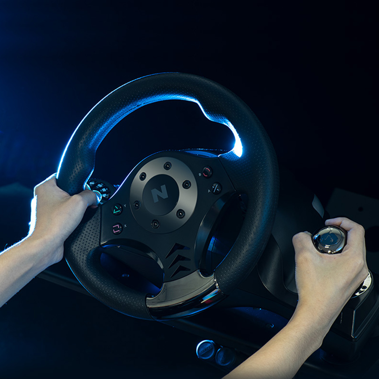 Hände halten ein schwarzes Lenkrad mit einem Joystick.
