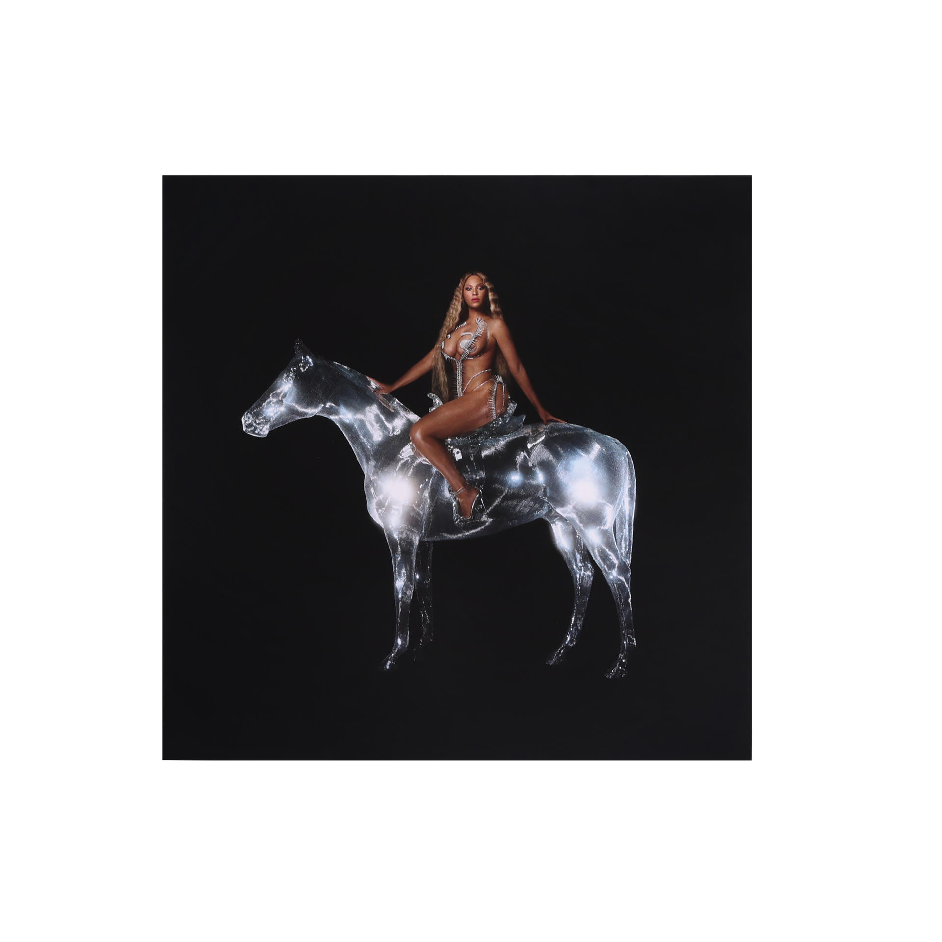 Beyoncé auf silbernem Pferd, silbernes Outfit, dunkler Hintergrund, künstlerisch und glamourös.
