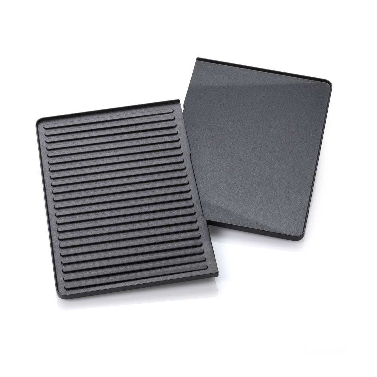 Plaques de grill noires sur une surface blanche.