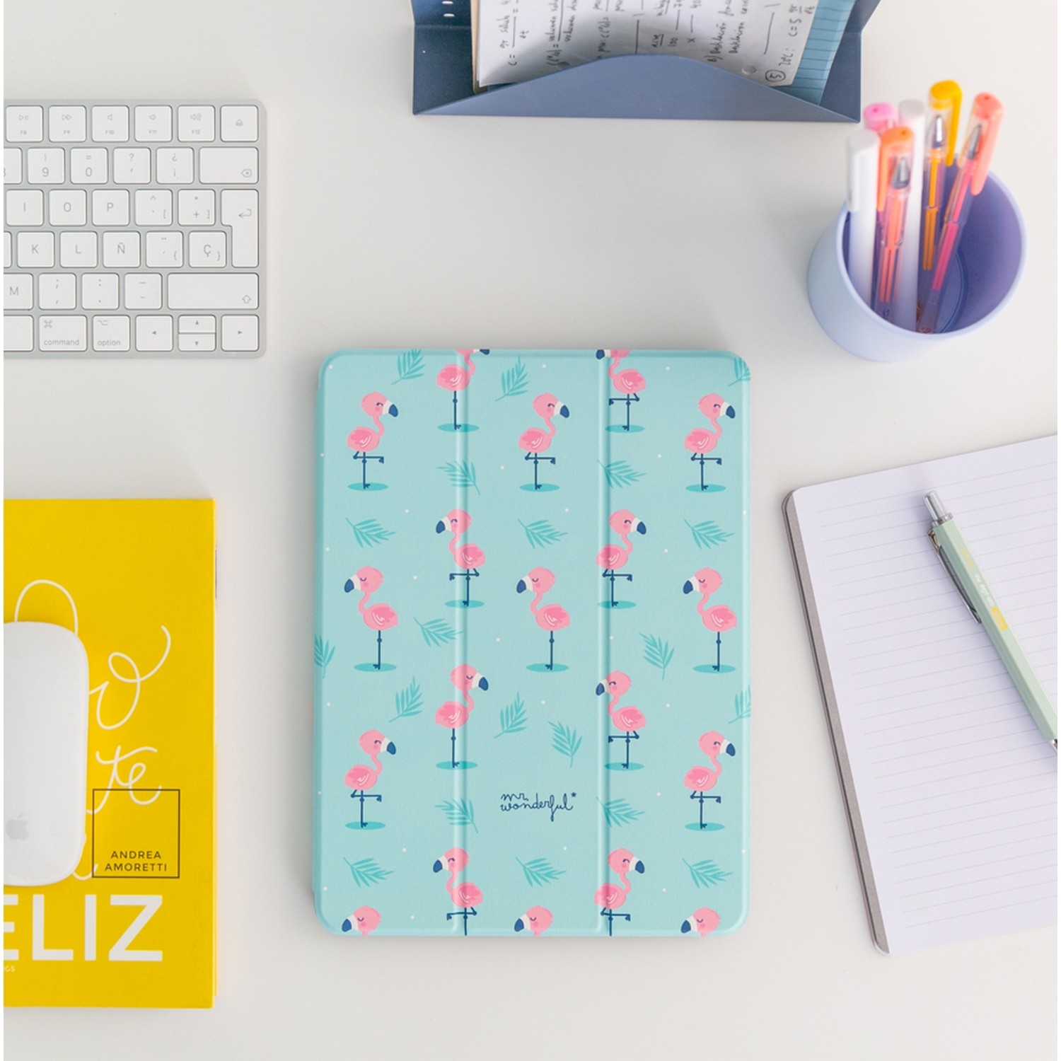 Funda de tableta con estampado de flamenco, teclado y artículos de escritorio.