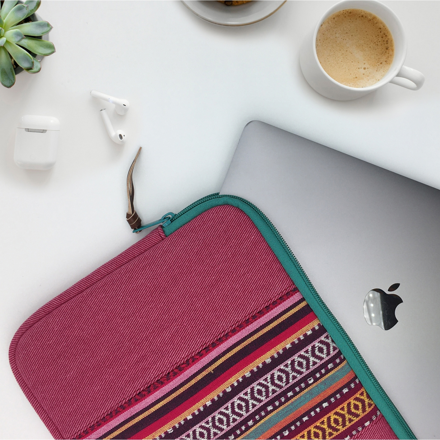 Vista superior muestra una computadora portátil, auriculares y una taza de café.