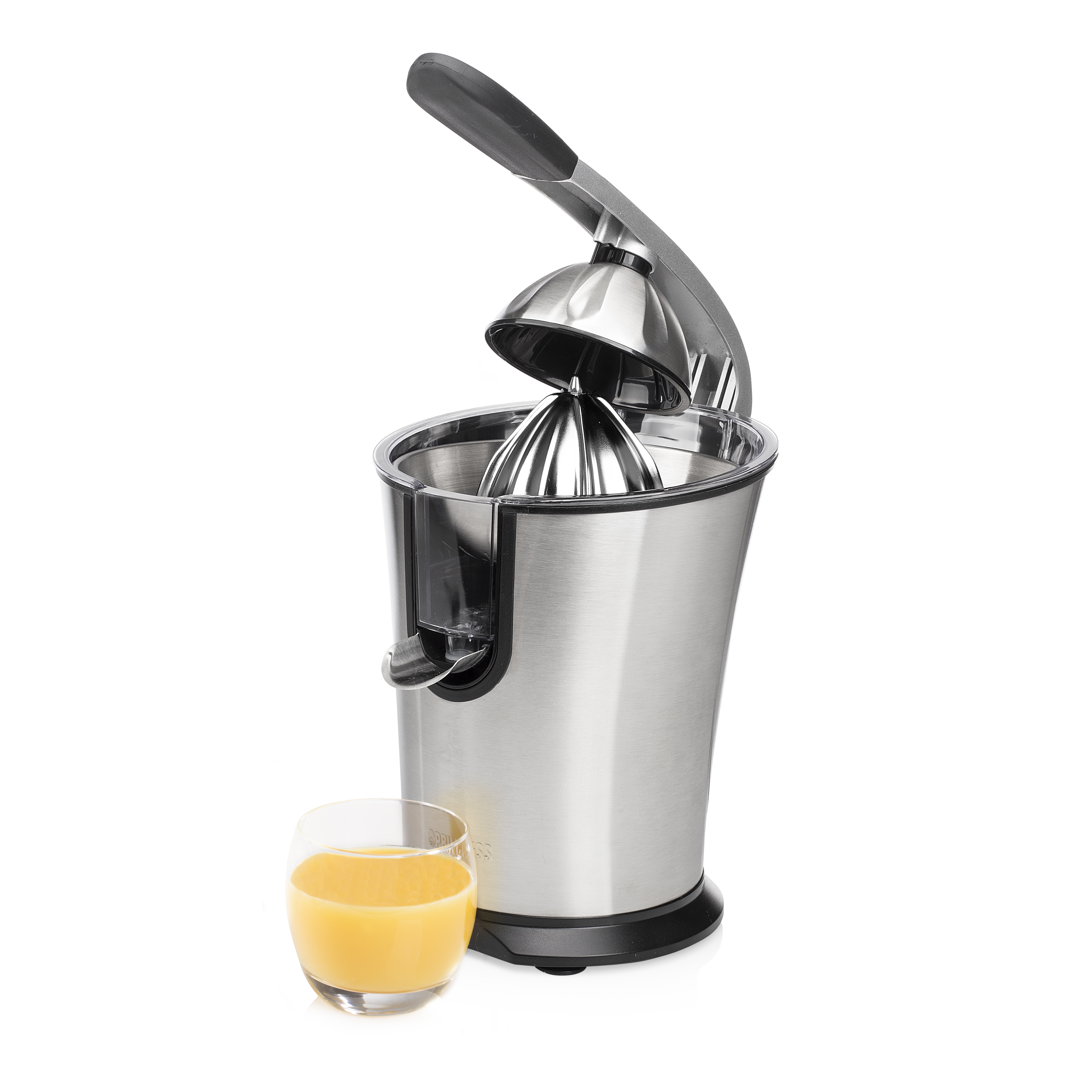Een zilveren en zwarte citruspers met een glas sinaasappelsap ernaast.