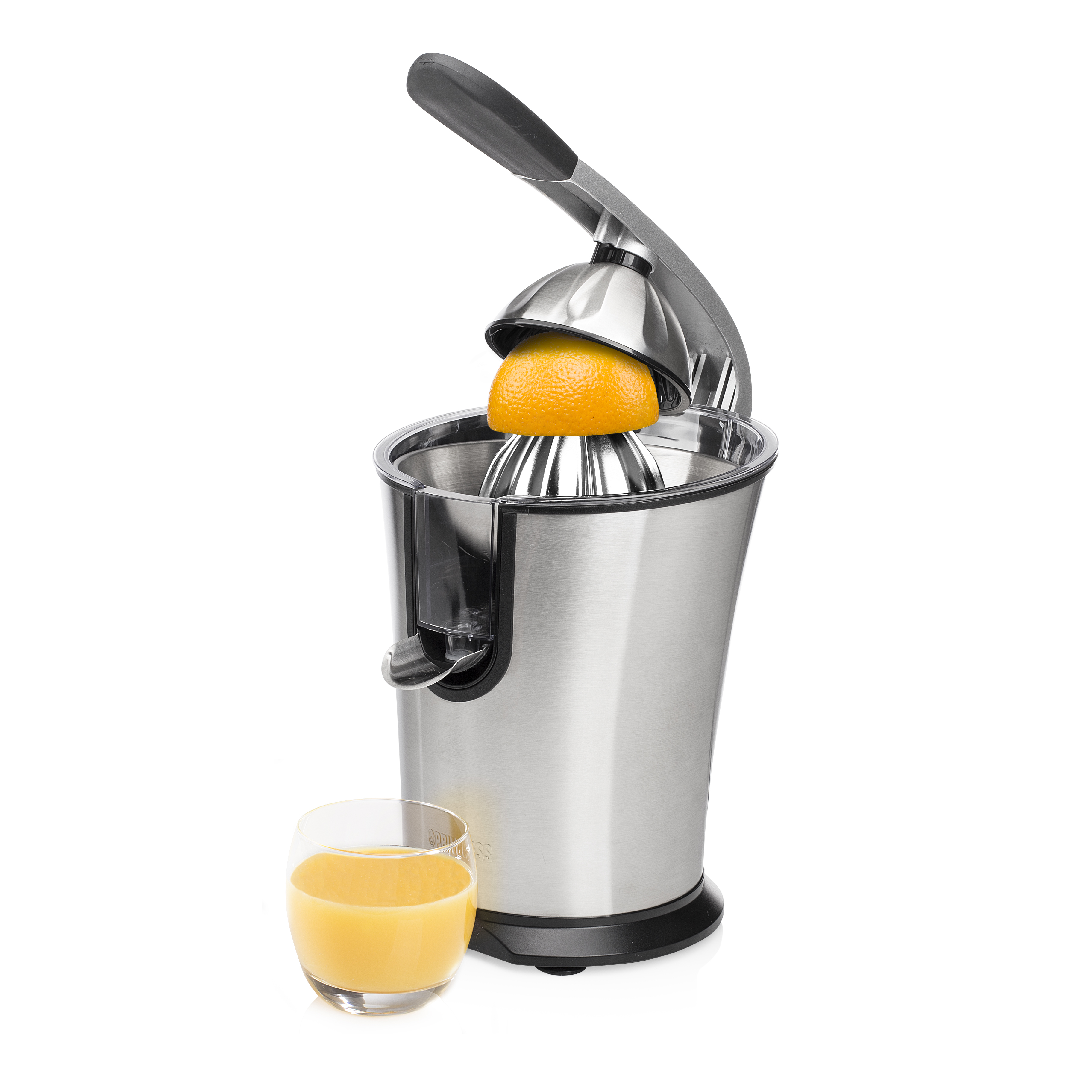 Een roestvrijstalen juicer met een halve sinaasappel erin. Een glas sap rechts.