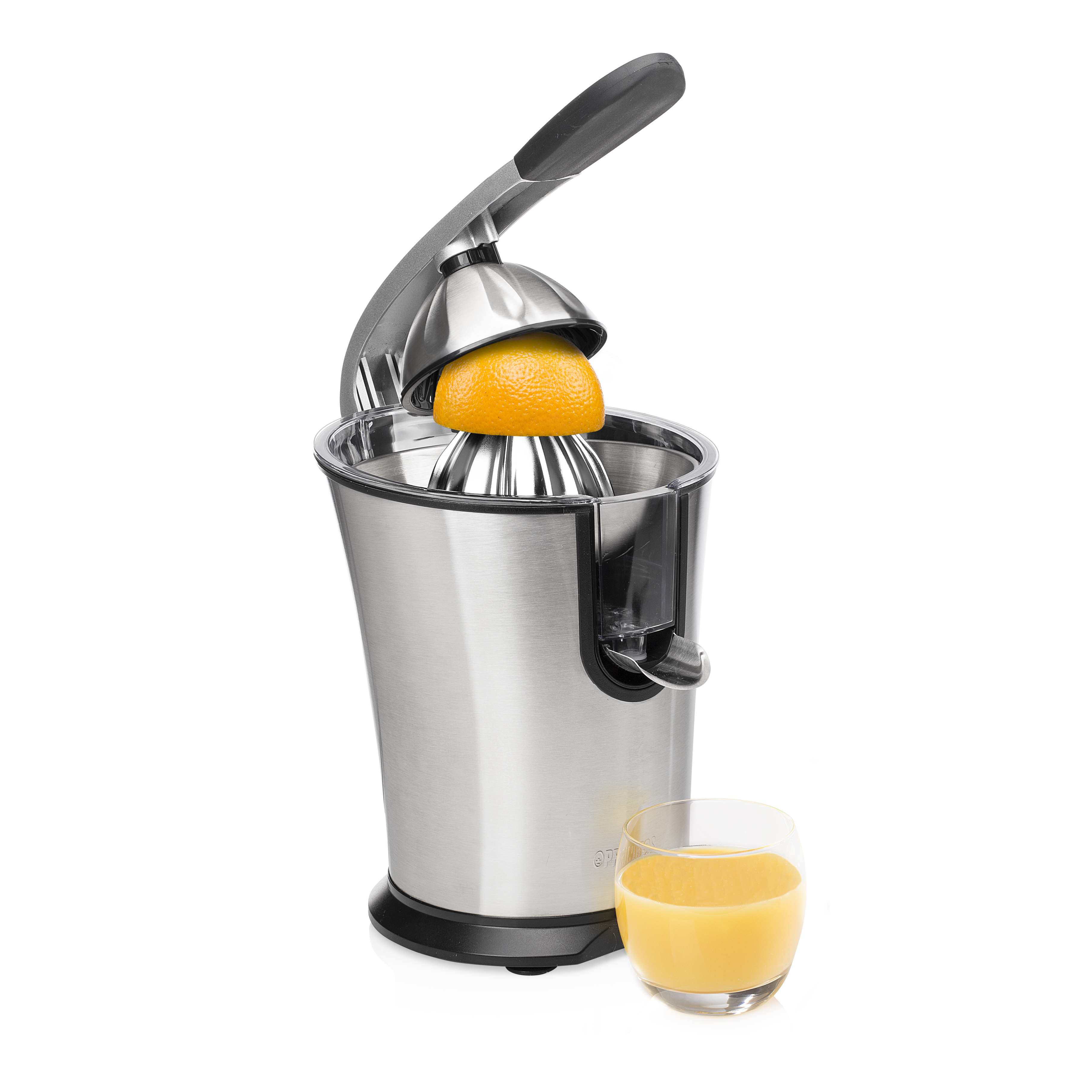 Een citruspers van roestvrij staal met een sinaasappel en een glas sap.