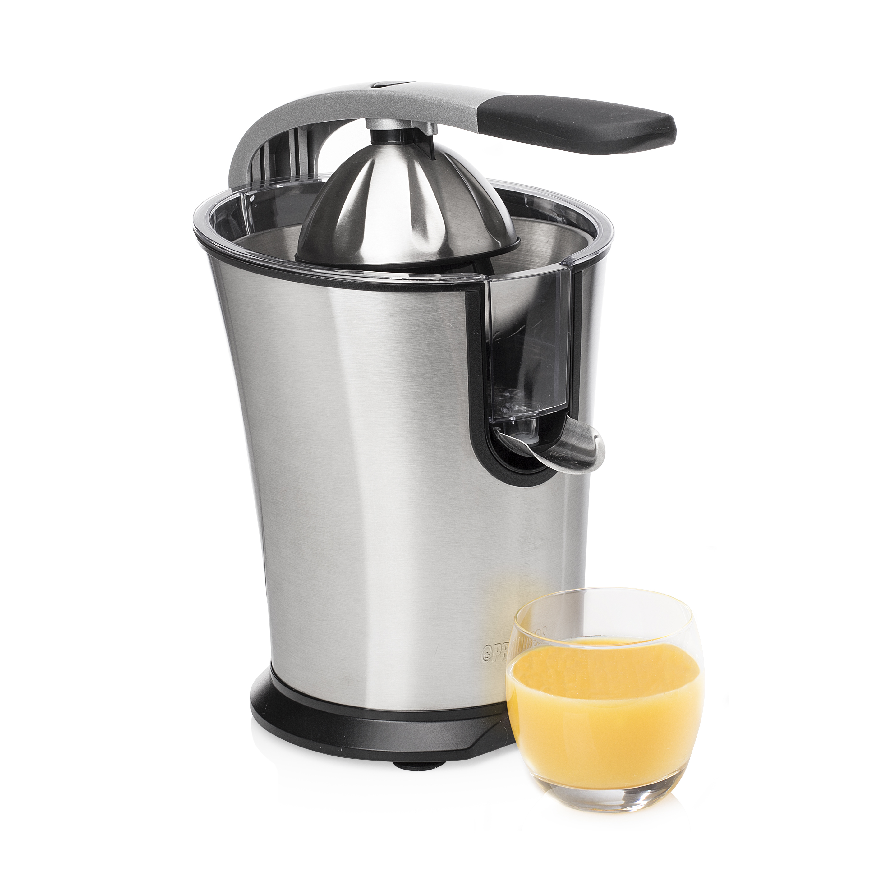 Een citruspers van roestvrij staal met een glas sinaasappelsap.