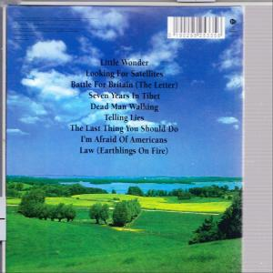Albumcover mit blauem Himmel, grünen Feldern und Barcode oben, mit Songtiteln.