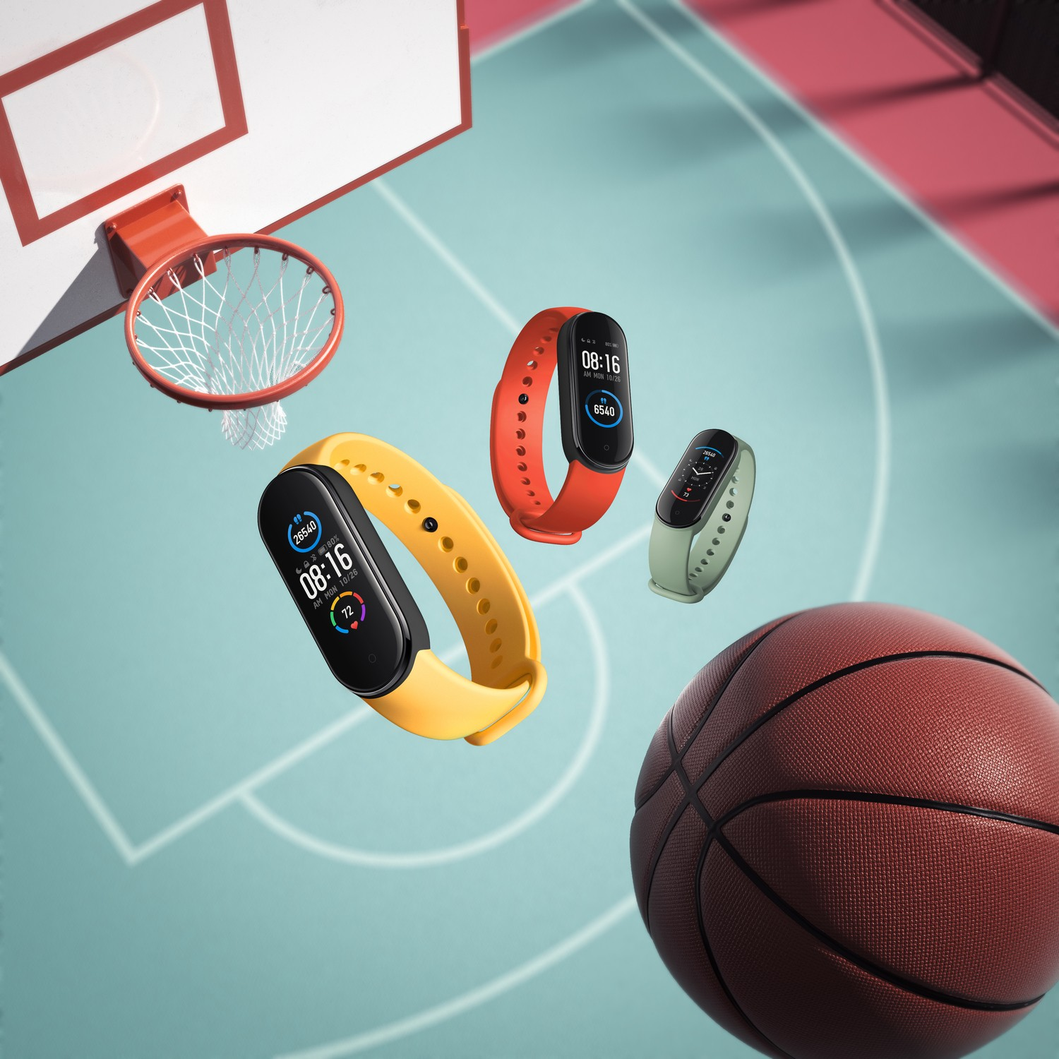 Akıllı saatler ve bir basketbol sahasında basketbol topu, arka planda bir pota.