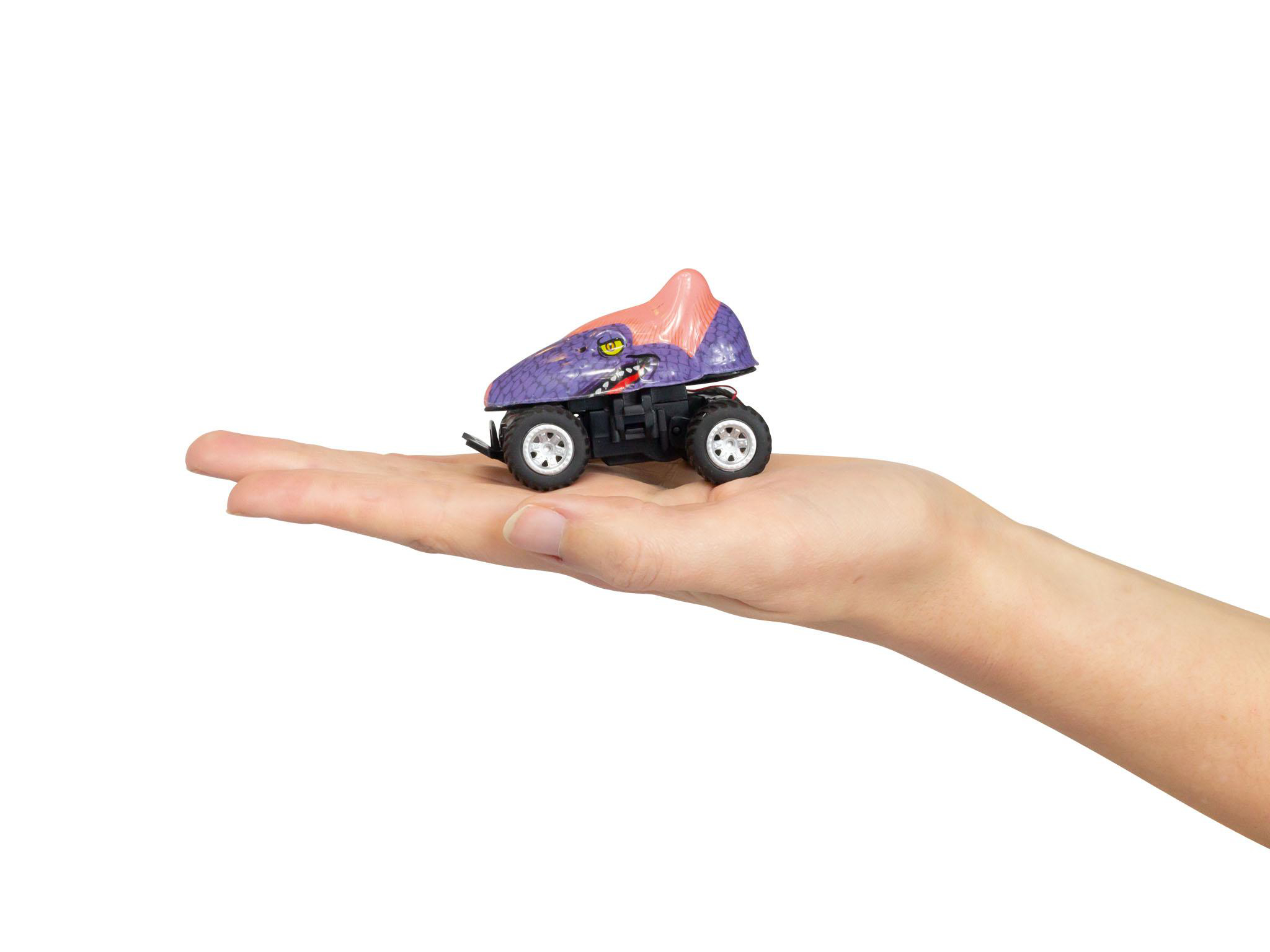 Ein kleines Spielzeug-Dinosaurierauto in der Hand einer Person. Es hat einen lila Körper und orangefarbene Haare.