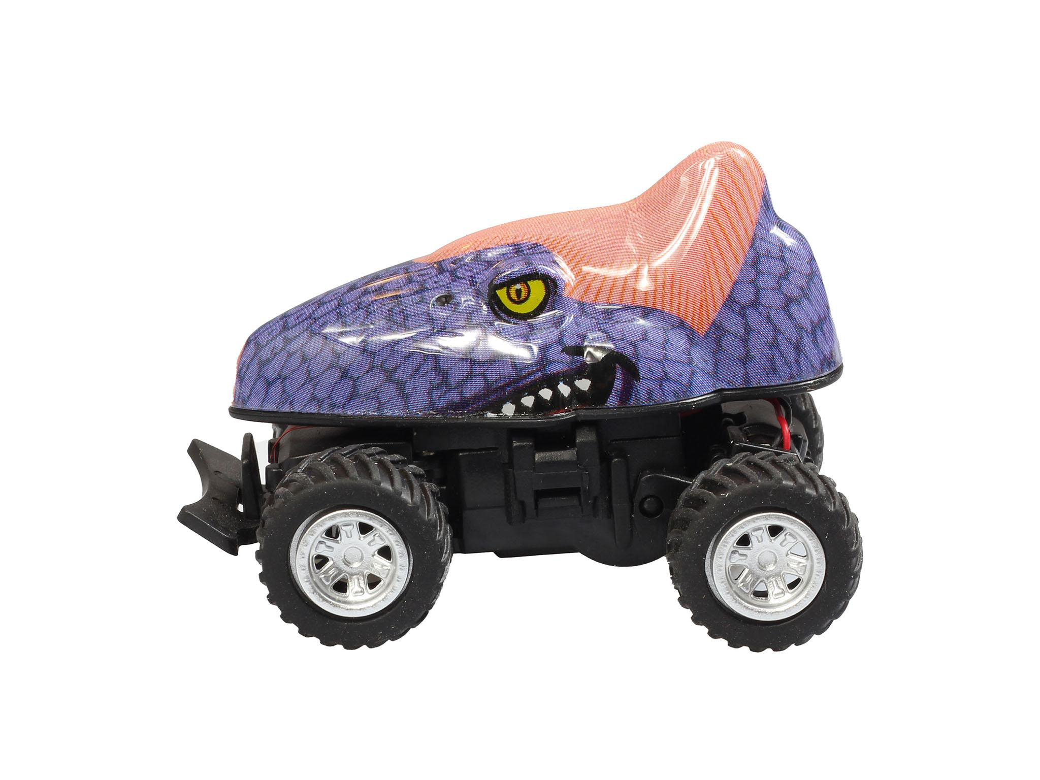 Dinosaurier-Spielzeugauto mit lila Kopf, rotem Körper und großen Rädern. Isoliert auf weißem Hintergrund.