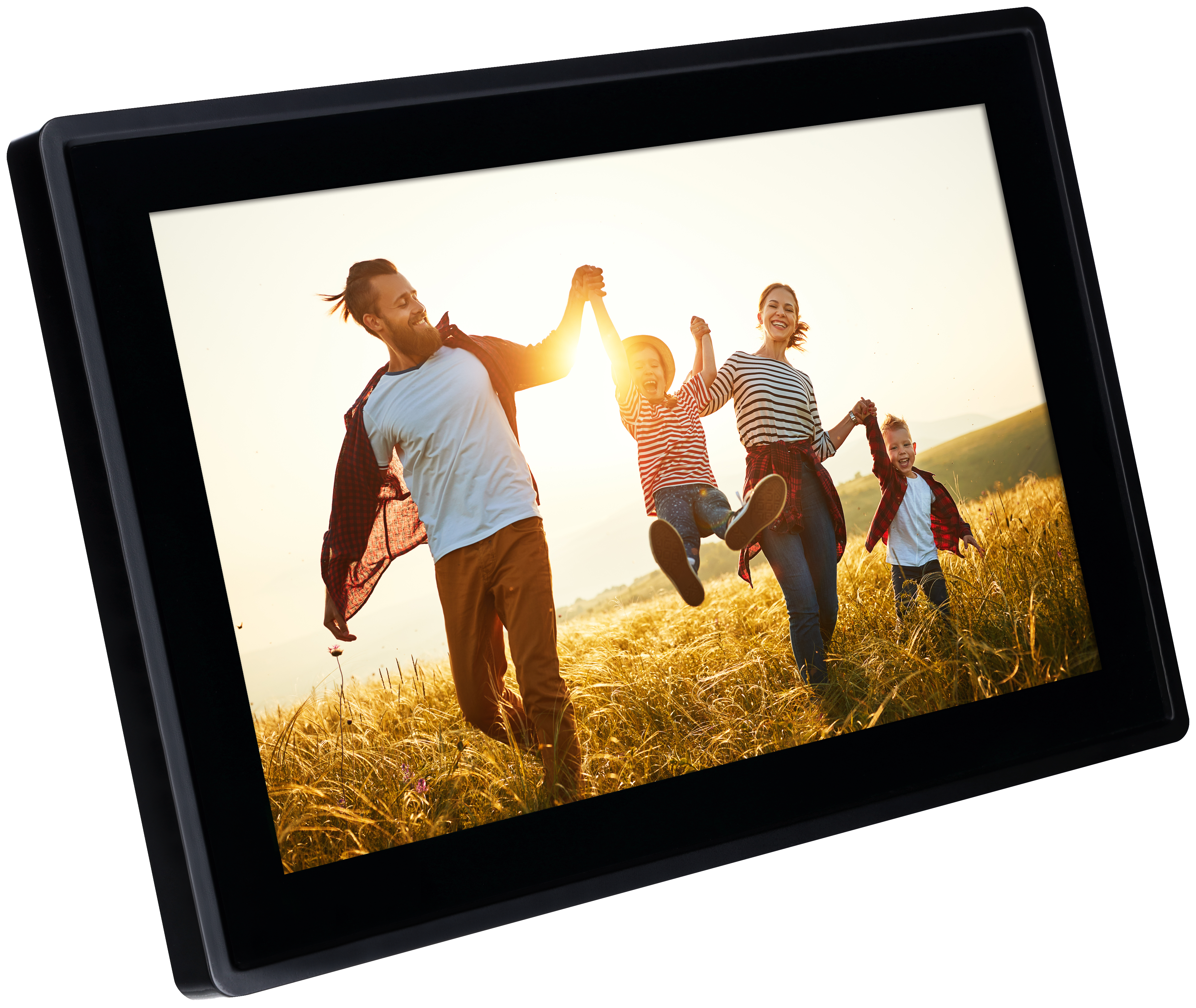Familie auf einem Feld, Händchen haltend, geht dem Sonnenuntergang entgegen.