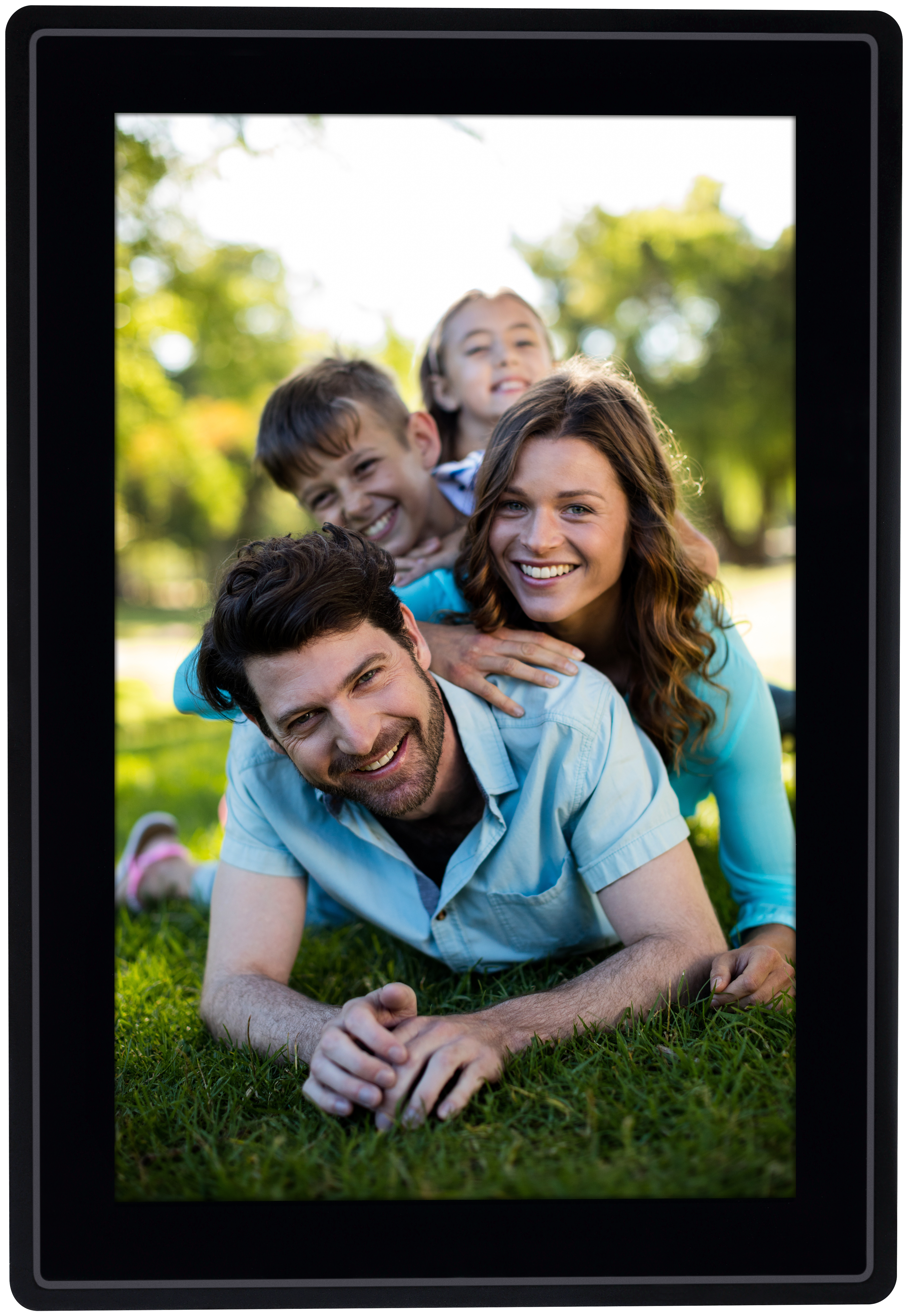 Ein Familienporträt, das in einem digitalen Fotorahmen mit schwarzem Rahmen angezeigt wird.