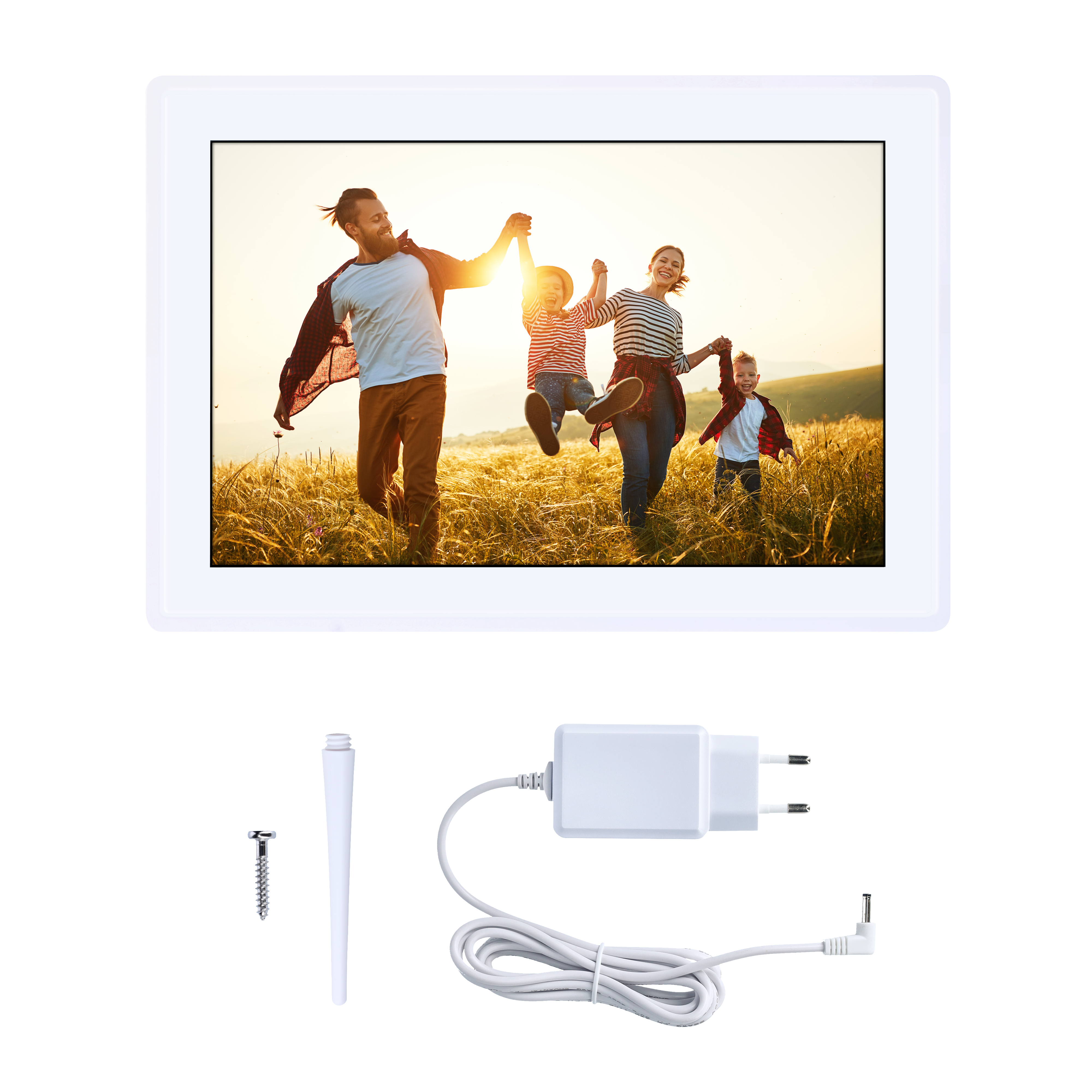 Eine Familie, die auf einem digitalen Fotorahmen mit Zubehör auf einem Feld rennt und Hände hält.