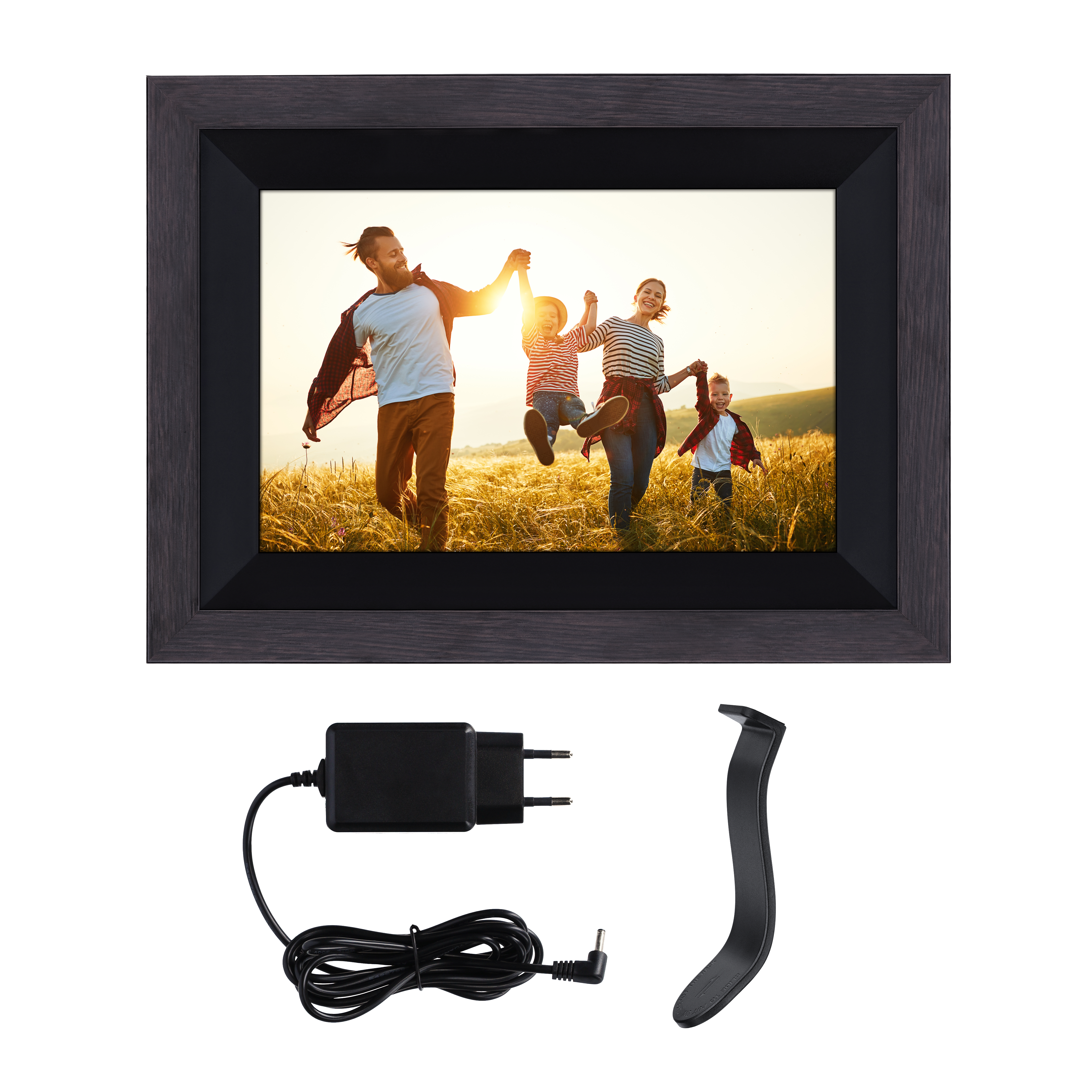 Ein digitaler Fotorahmen, der eine Familie auf einem Feld zeigt. Inklusive Netzteil und Ständer.