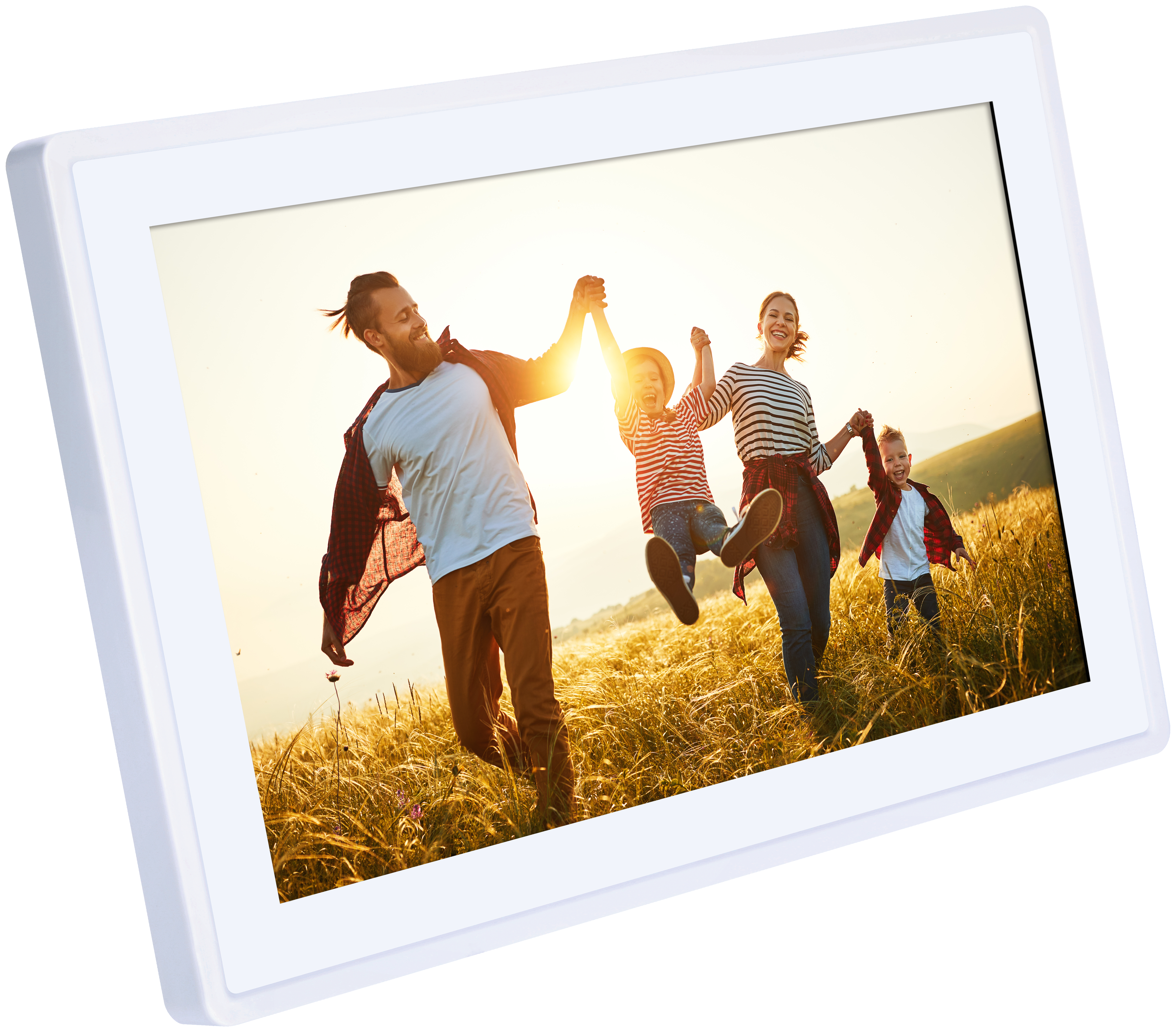 Eine vierköpfige Familie, die sich an den Händen hält und vor einem sonnigen Himmel über ein Feld rennt.