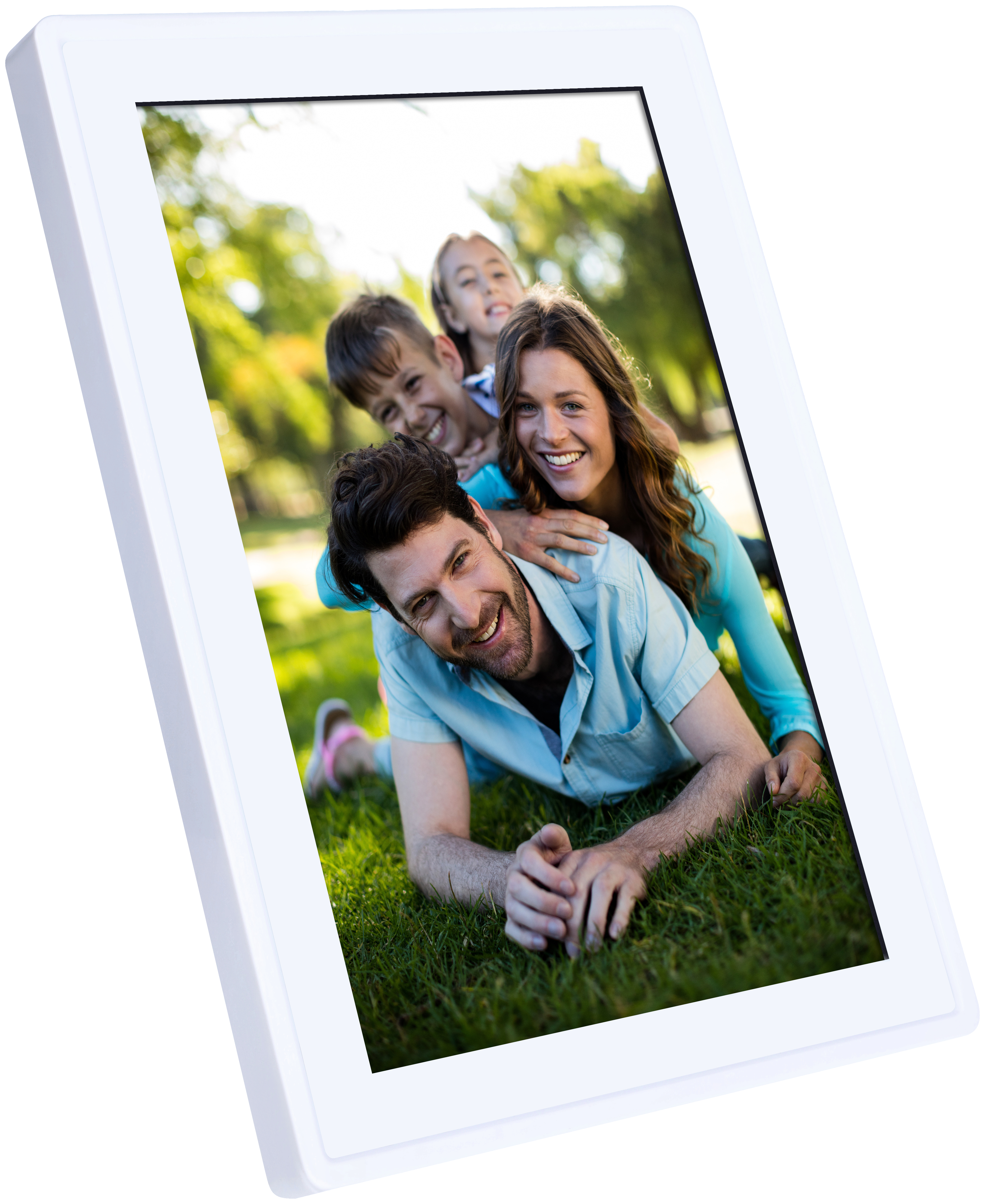 Eine Familie ist in einem Fotorahmen auf dem Rasen. Eltern und Kinder lächeln.