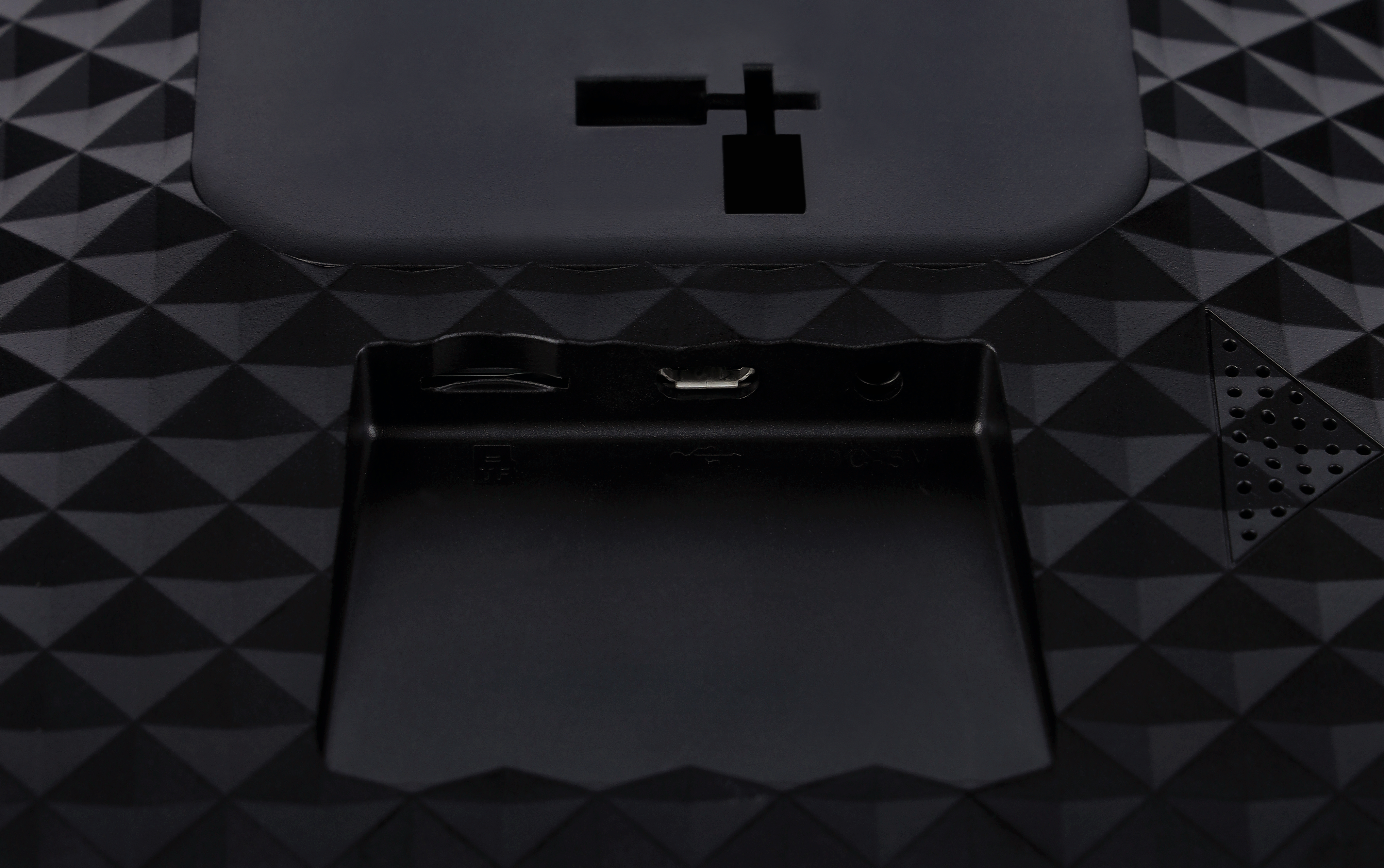 Nahaufnahme eines schwarzen Geräts mit einem Micro-USB-Anschluss und anderen Anschlüssen.