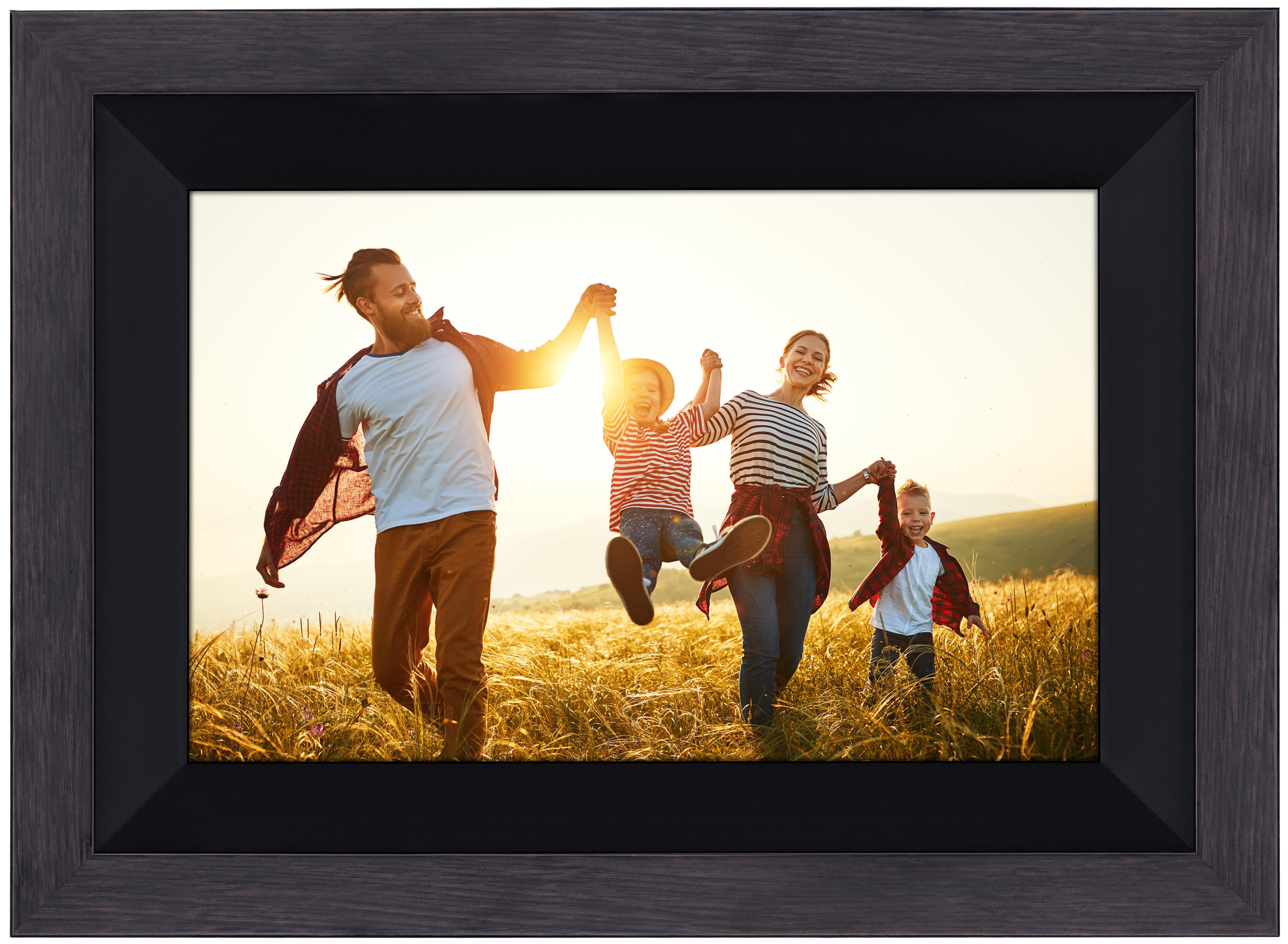 Familie in einem Bilderrahmen, die auf einem Feld rennt, mit Sonnenuntergang im Hintergrund.