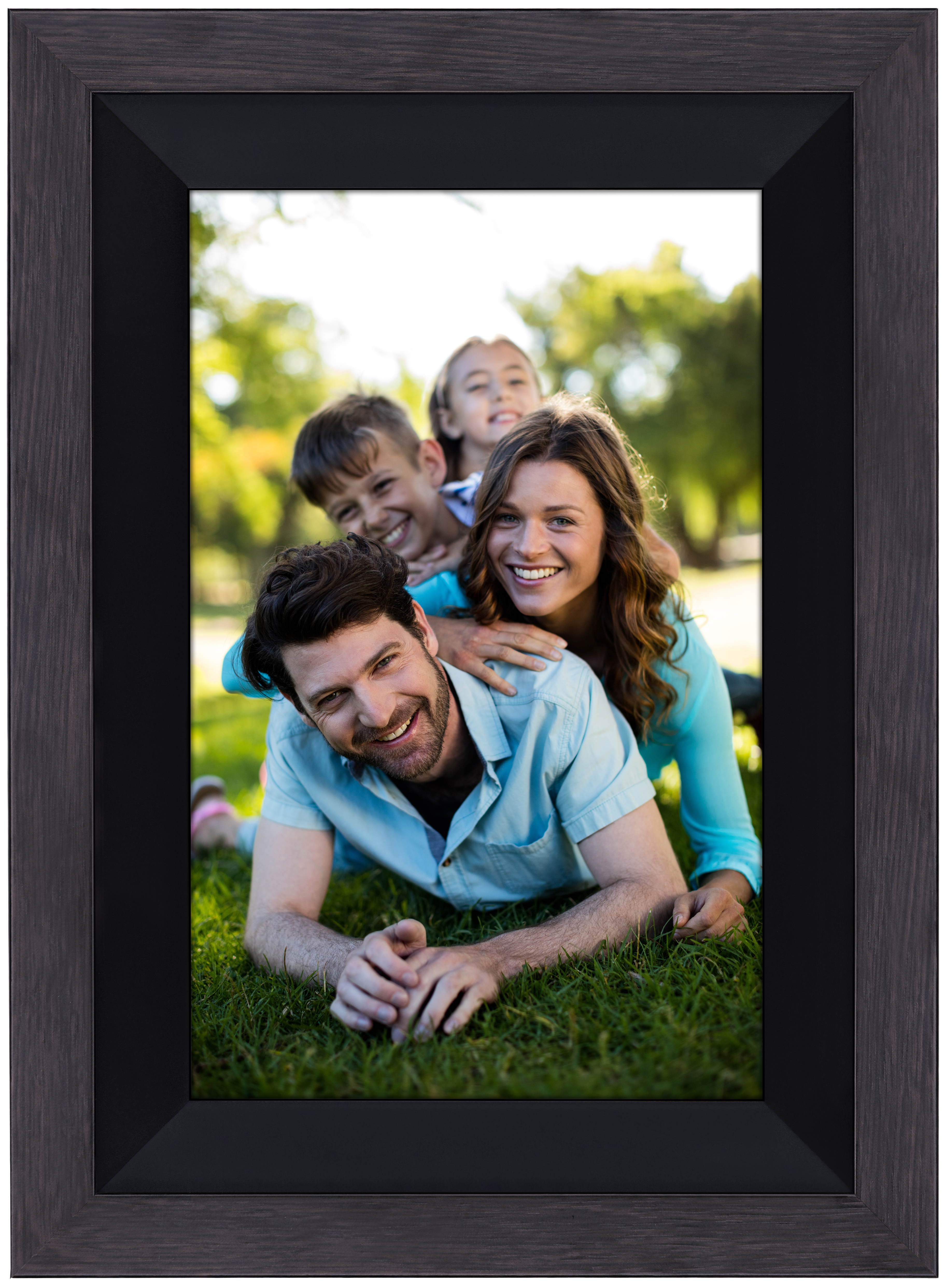Ein gerahmtes Bild einer Familie in einem Park. Sie lächeln und sind glücklich.