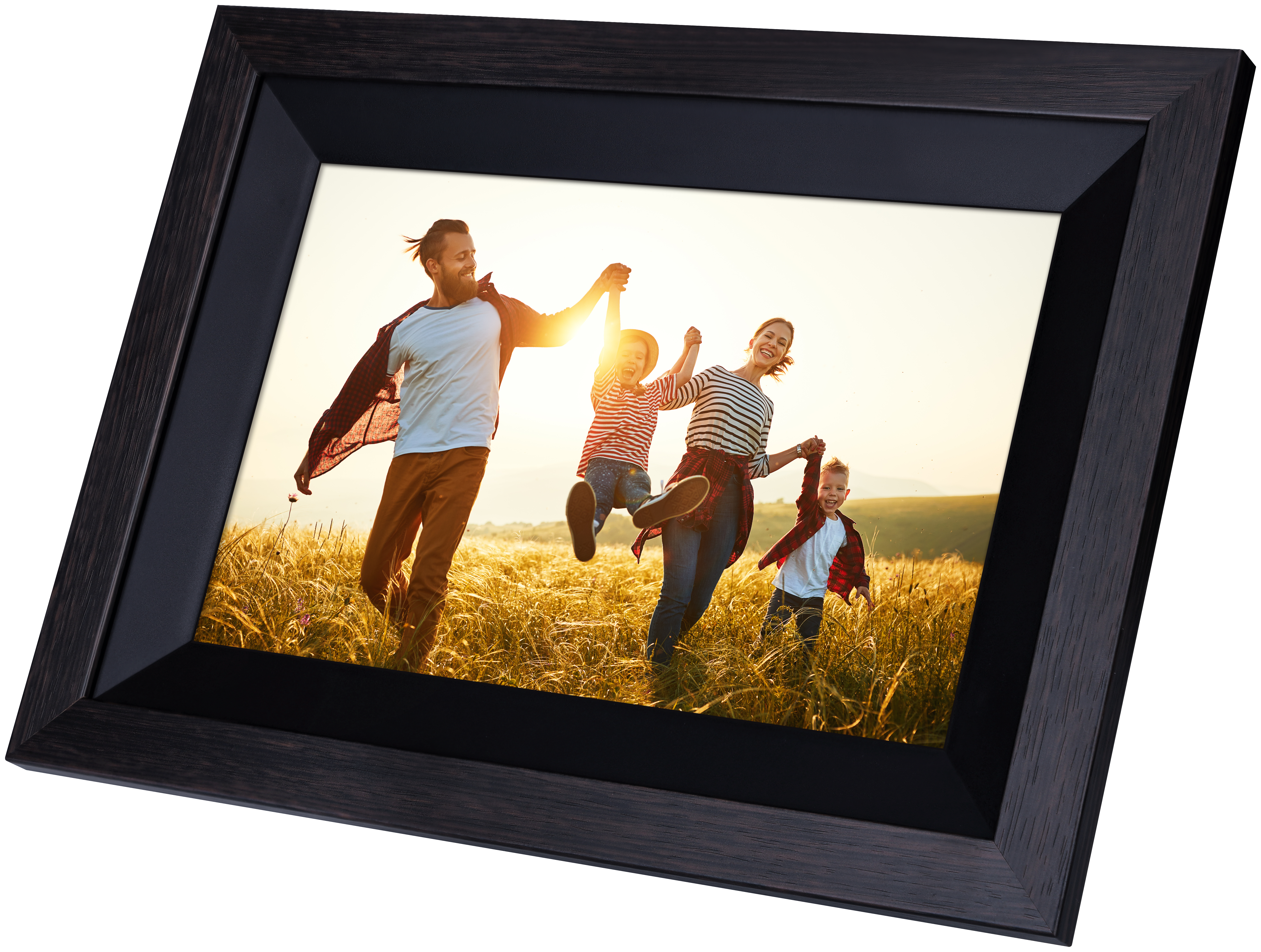 Familie in einem Fotorahmen, die bei Sonnenuntergang auf einem Feld rennt.