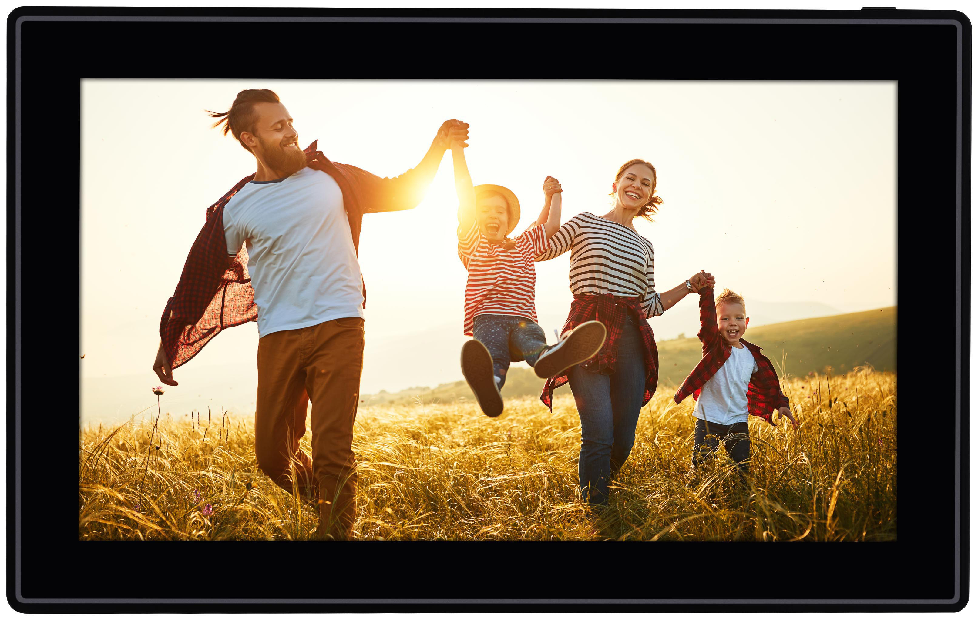 Vierköpfige Familie rennt über ein Feld und hält sich an den Händen. Ein digitaler Bilderrahmen zeigt diese Szene.