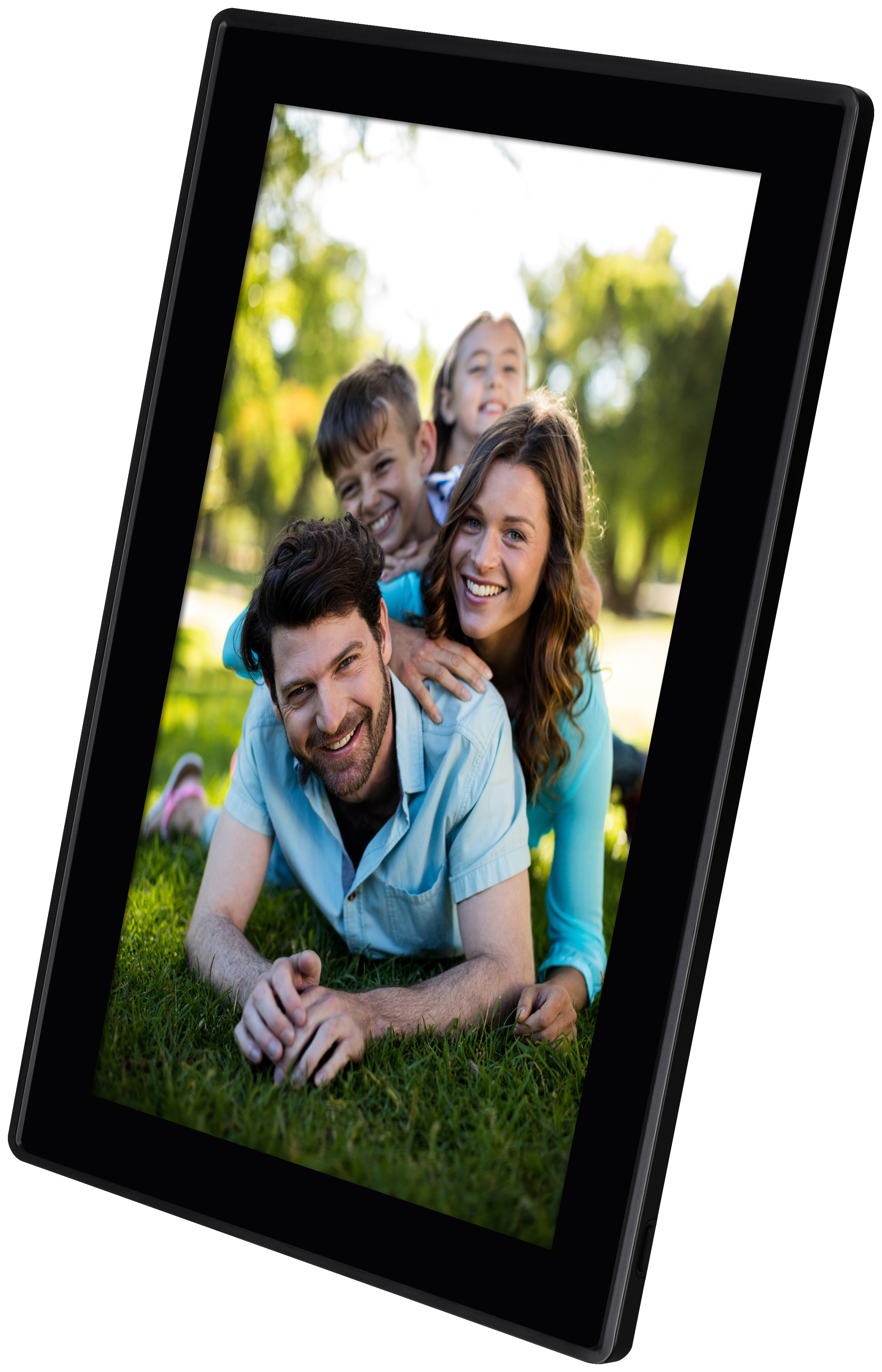 Familienporträt auf einem Tablet. Eltern und Kinder lächeln auf Gras.