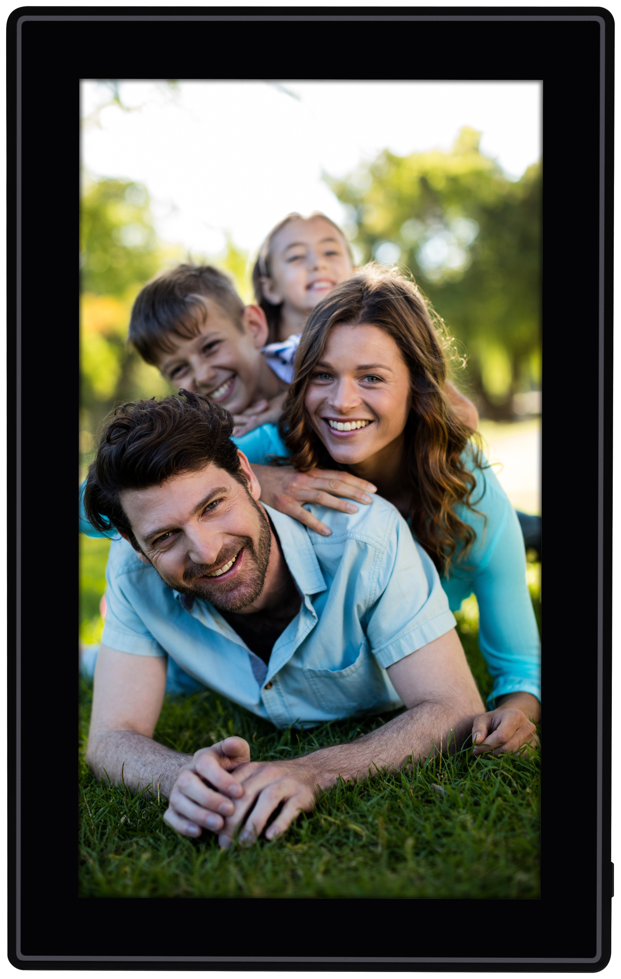Familienporträt in einem digitalen Fotorahmen auf grünem Gras.