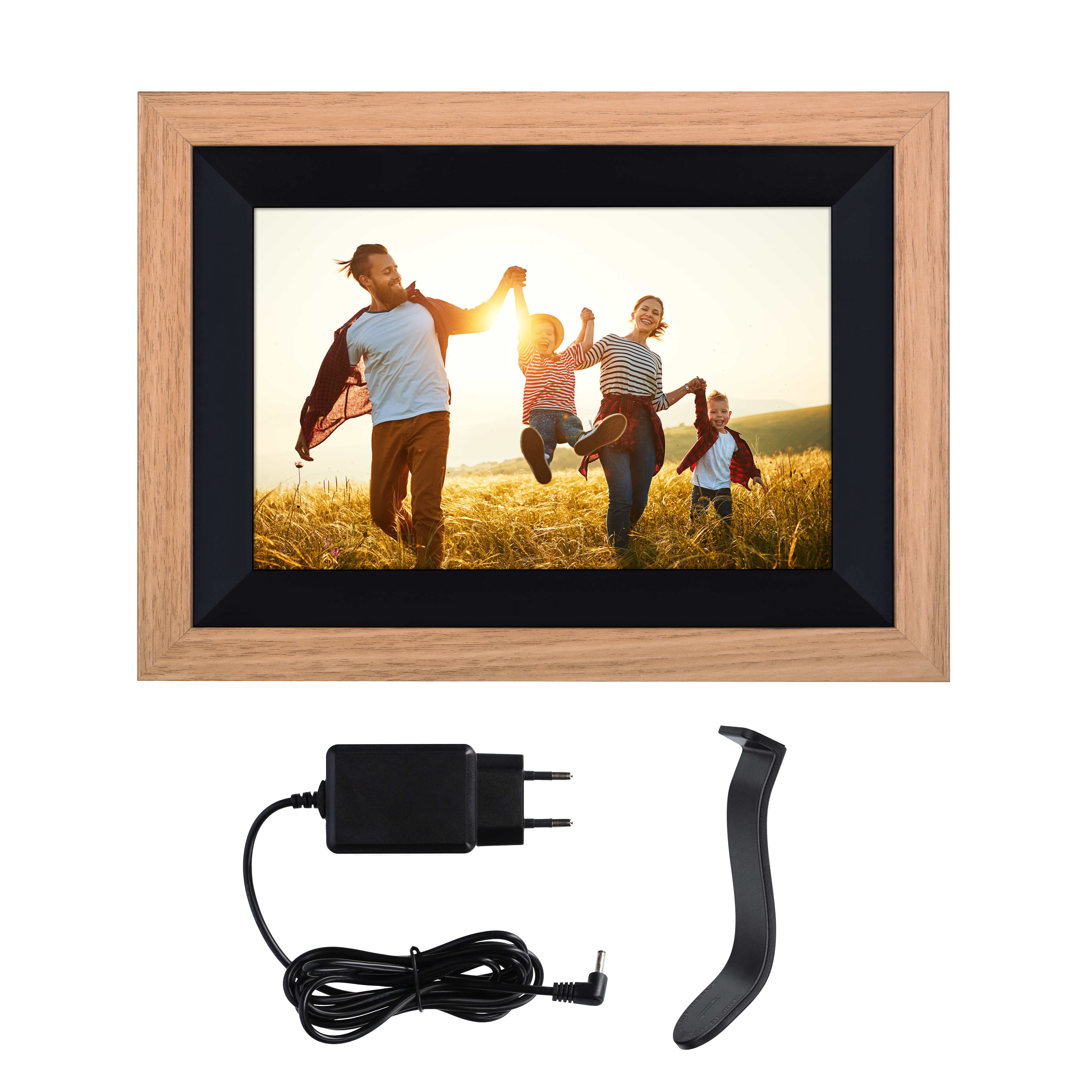 Digitaler Fotorahmen, der eine Familie zeigt, mit Netzteil und Ständer.