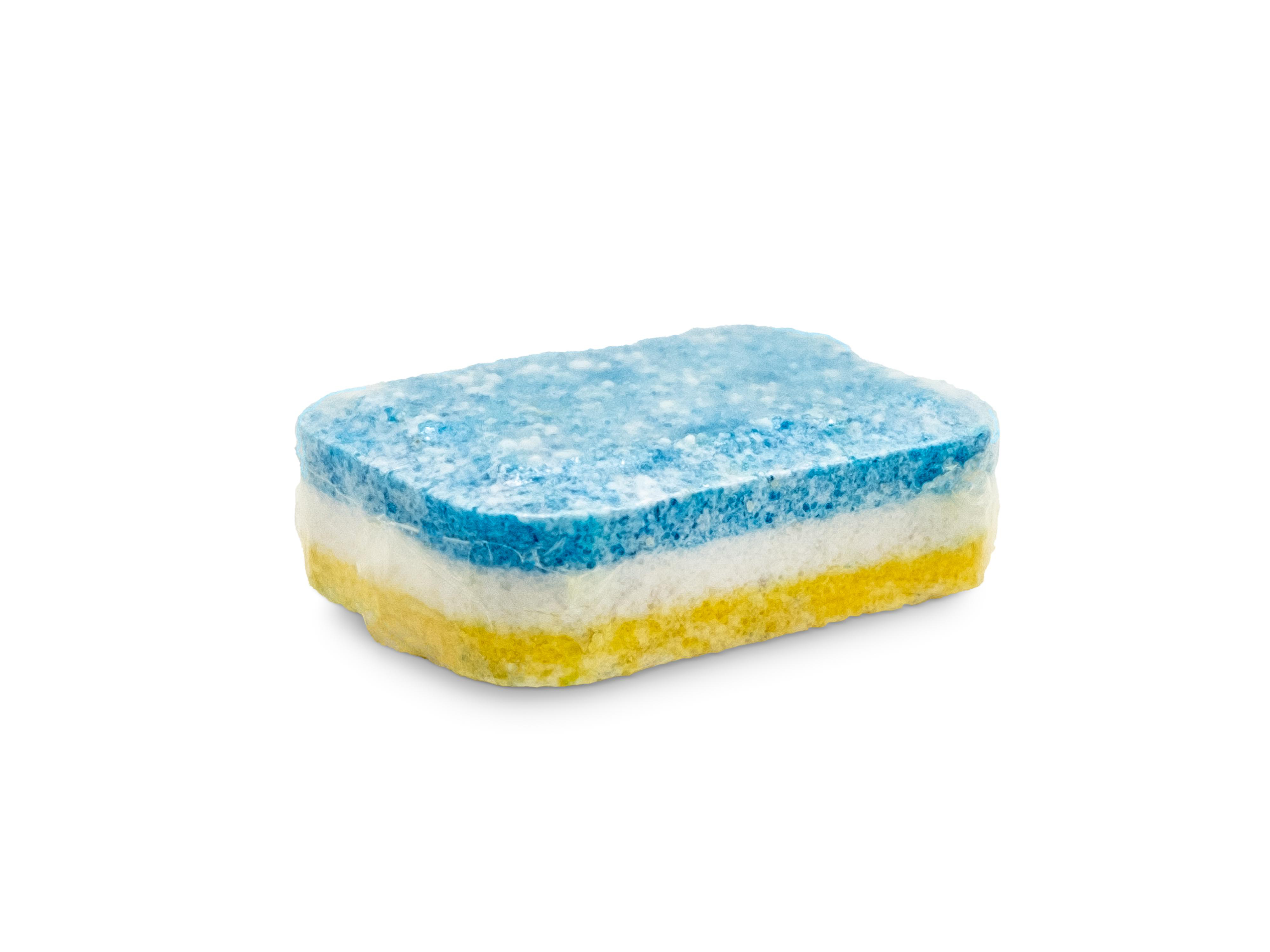 Mehrschichtige Geschirrspülmaschinentablette. Blaue, weiße und gelbe Schichten.