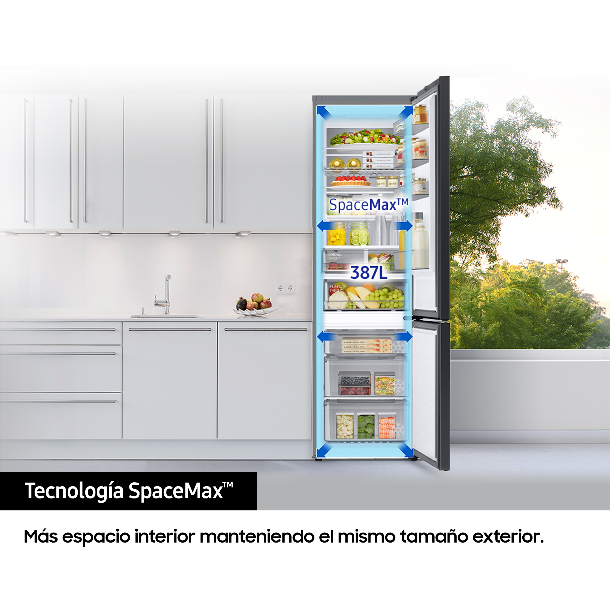 Nevera abierta con comida, fondo de cocina. Etiqueta de tecnología SpaceMax.