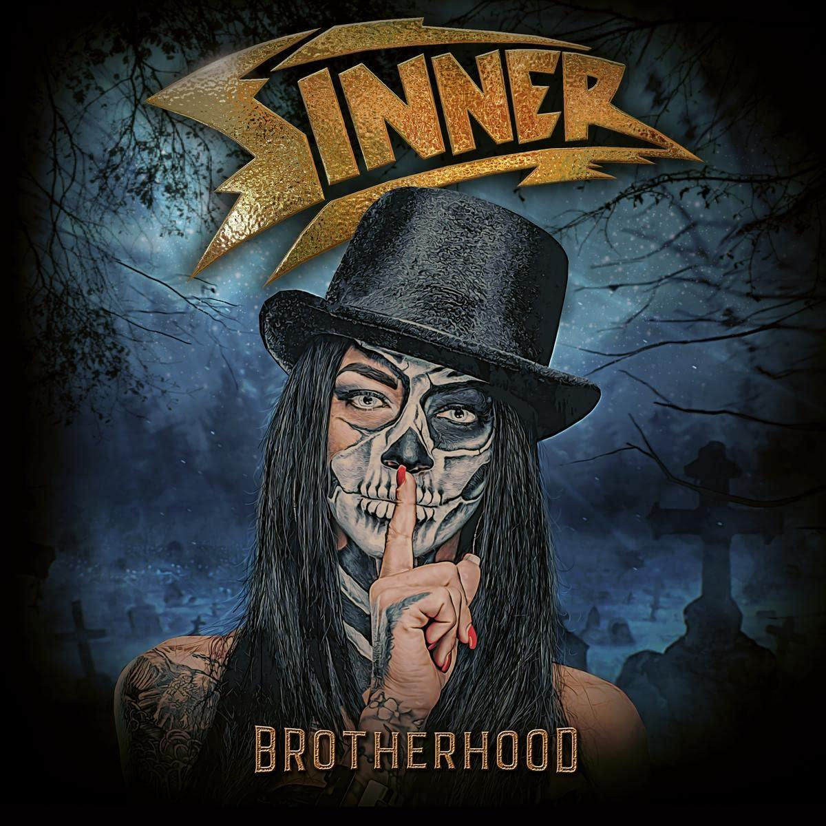 Sinner-Albumcover. Frau mit Totenkopf-Gesichtsbemalung, Zylinder, Finger an den Lippen. Dunkler Hintergrund.