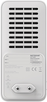 Rückseite eines weißen Netgear Mesh Extenders mit Etiketten und Steckdosen.