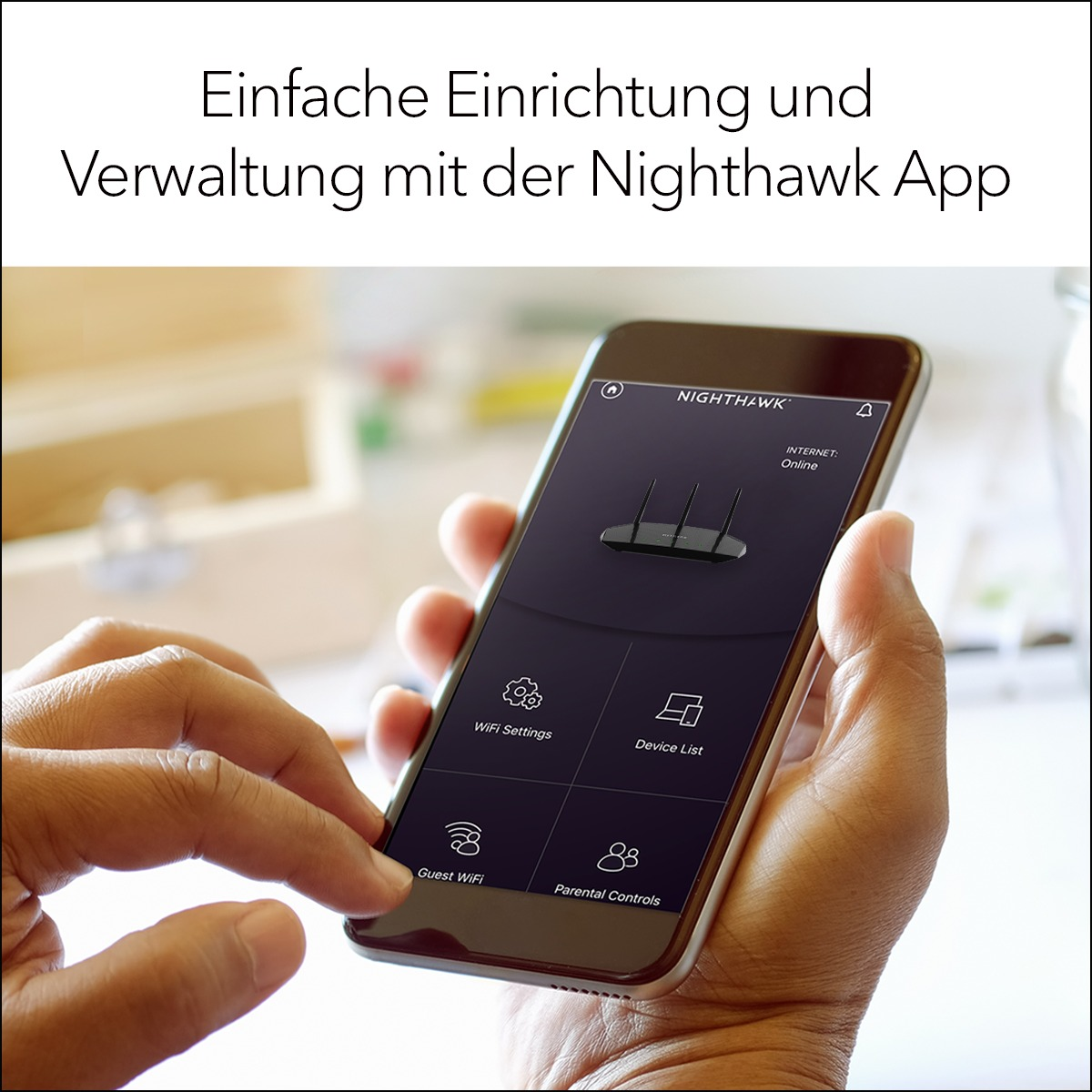 Smartphone zeigt Nighthawk App-Oberfläche, gehalten von Händen, mit deutschem Text.