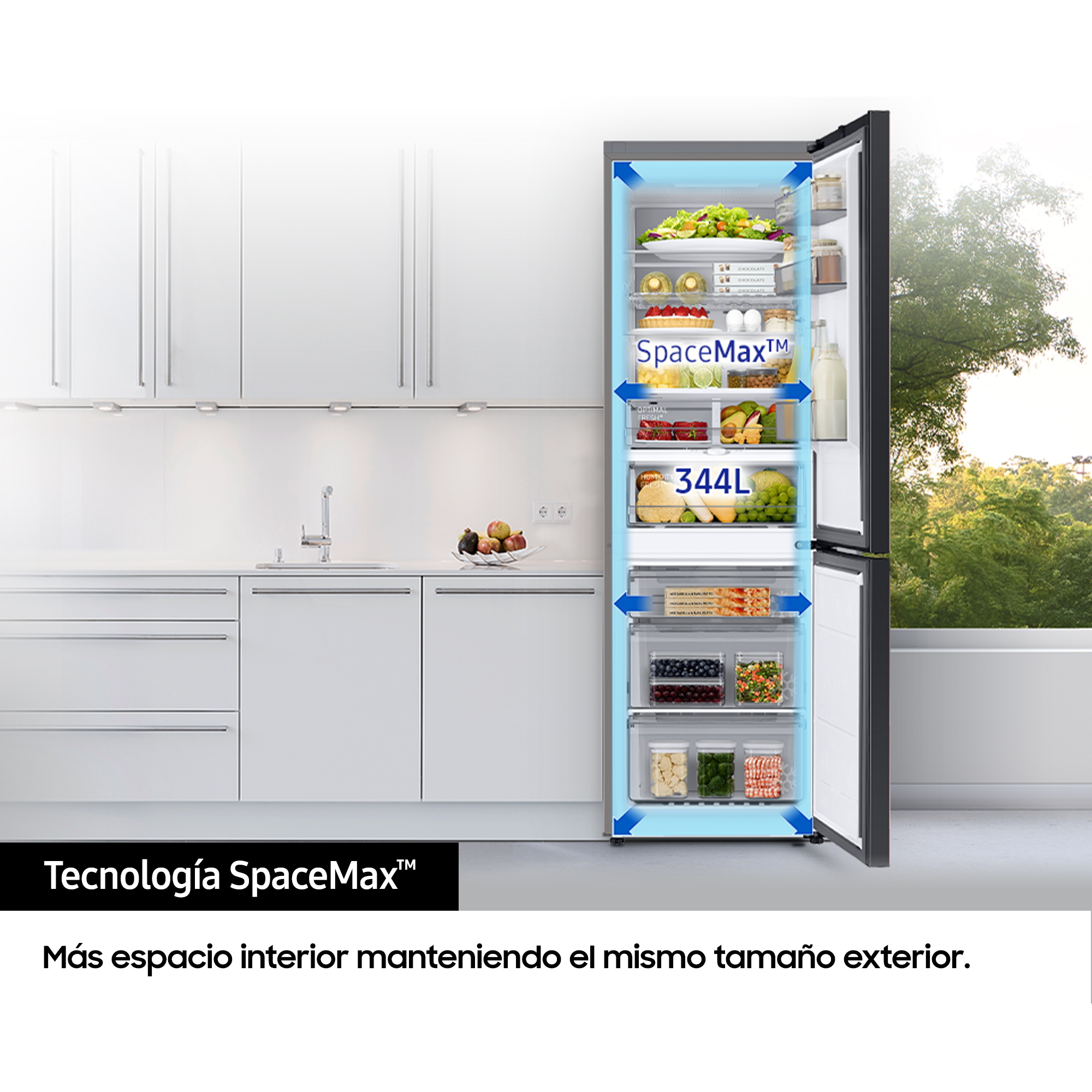 Interior de refrigerador abierto con estantes, frutas, verduras y recipientes, y una etiqueta SpaceMax.
