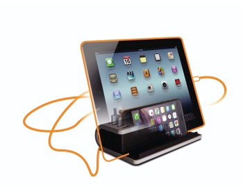 Tablet en smartphone op een oplaadstation met oranje kabels, tegen een witte achtergrond.