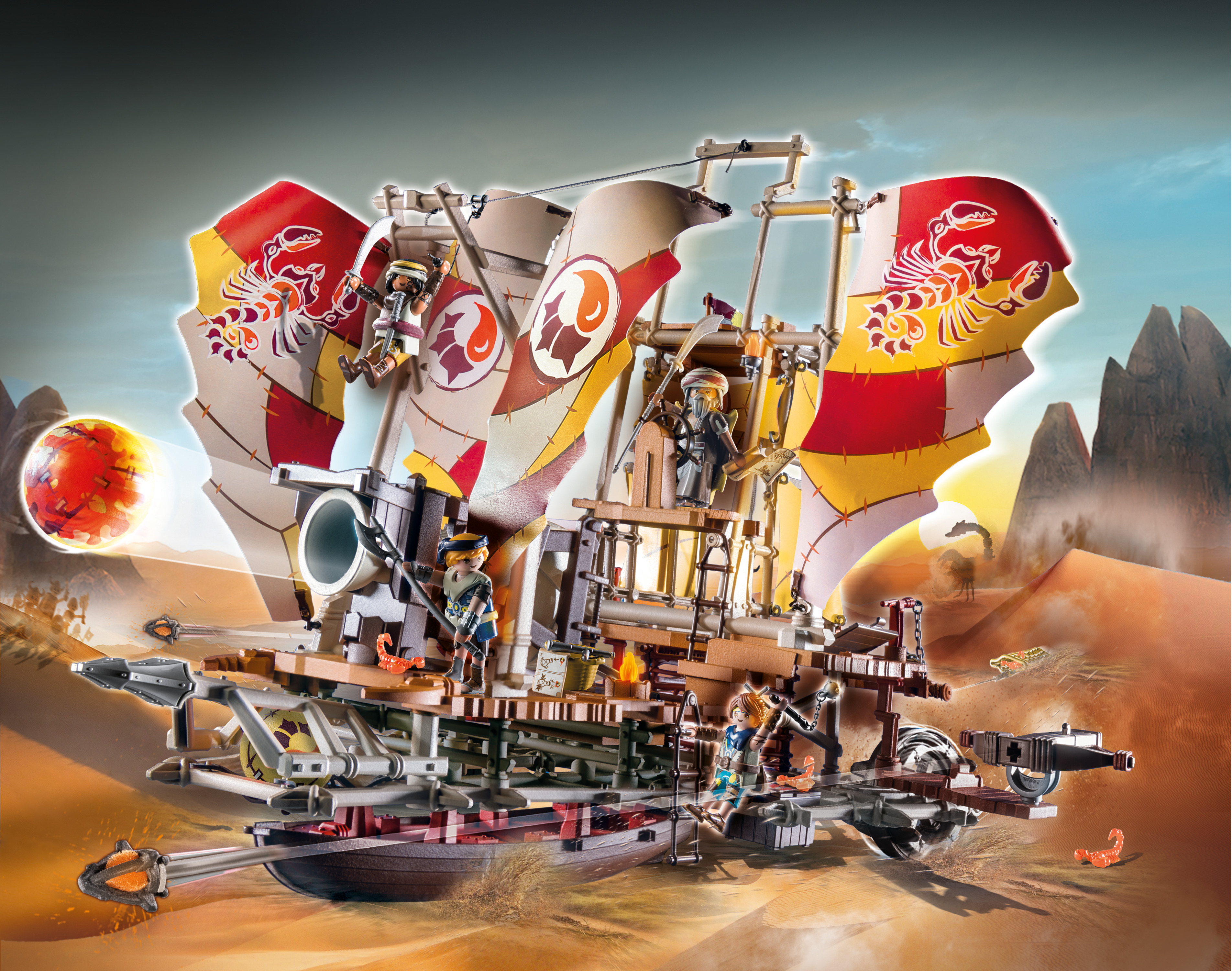 Playmobil-Spielset. Eine Wüstenszene mit einem großen Wagen, Figuren und einem roten Ball. Der Himmel ist blau.