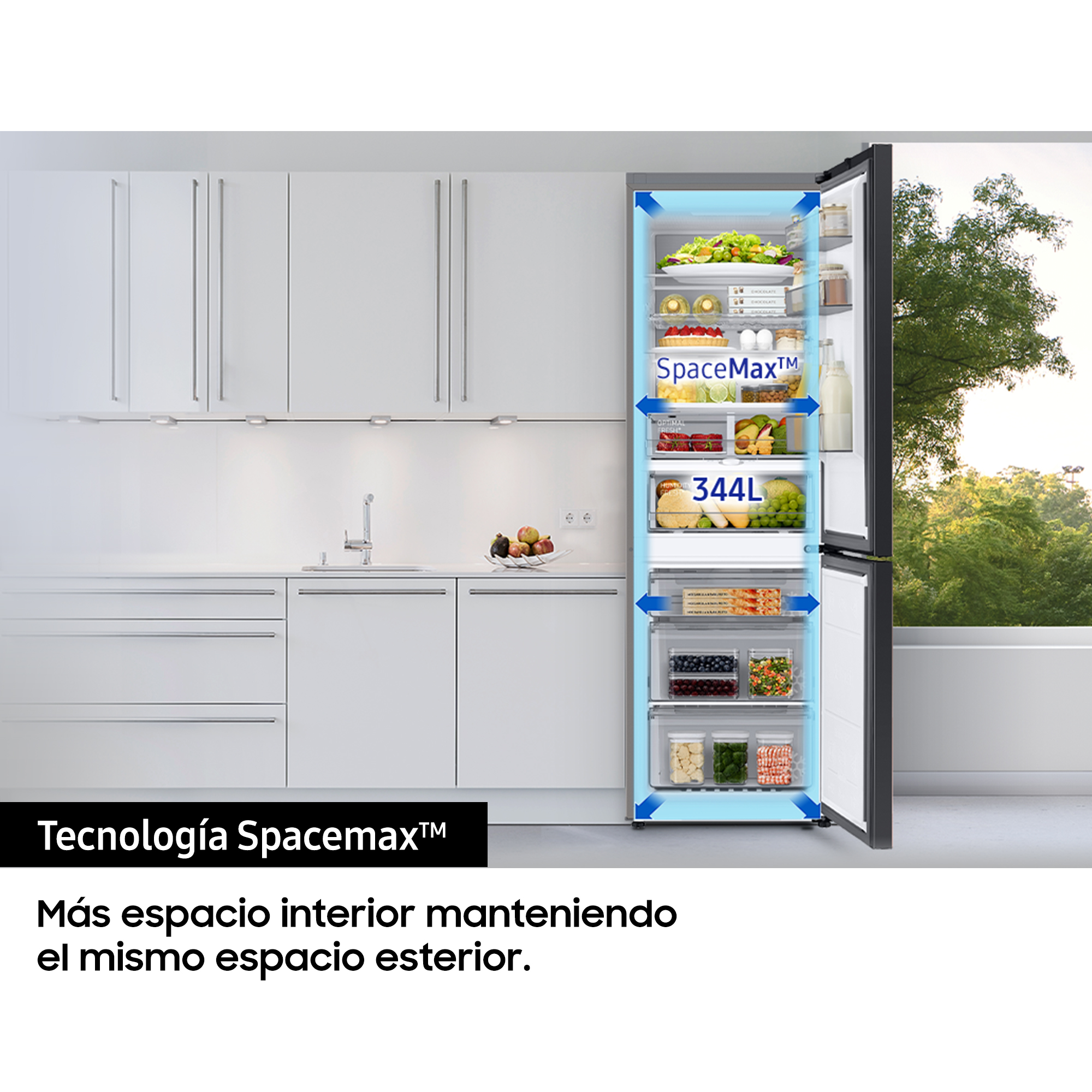 Refrigerador con puerta abierta, mostrando el interior con estantes y compartimentos.